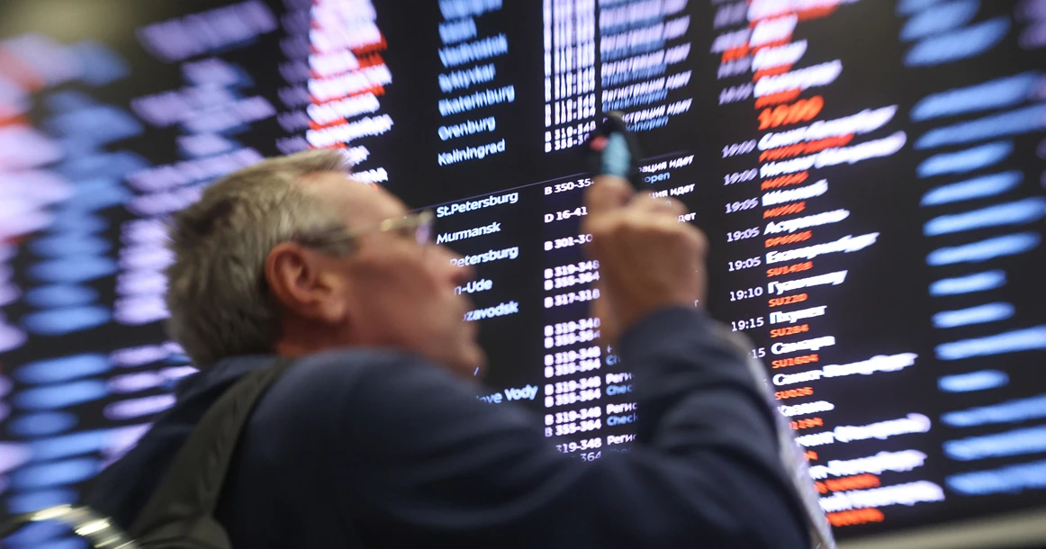 За сутки во всех аэропортах Москвы отменено и задержано уже почти 450 рейсов