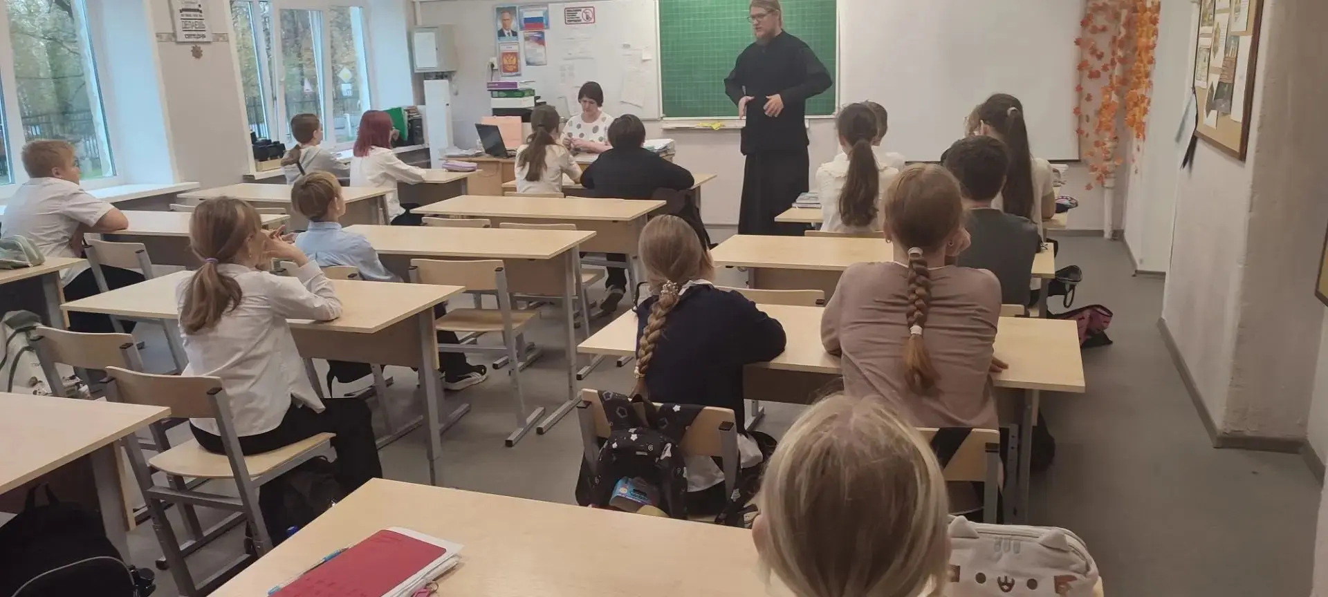 ✨В нашей школе прошла встреча!✨ Священник Серафим Беляев провёл беседу с учениками 5–6 ...