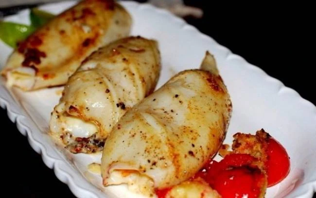 Кальмары, фаршированные грибами и сыром