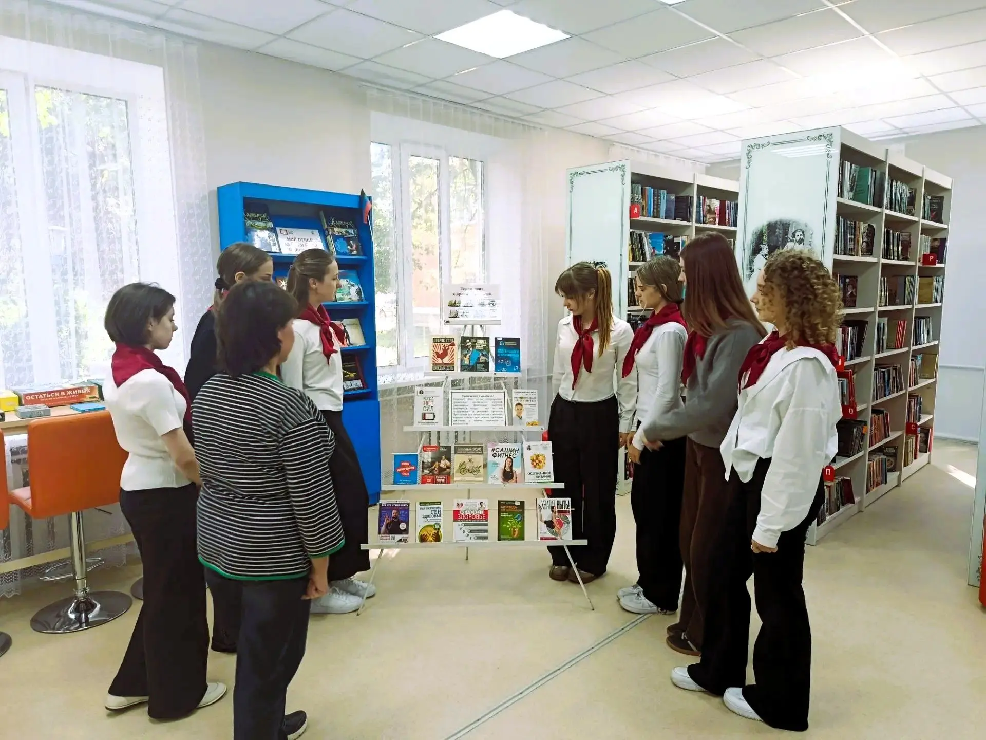 Обзор у книжной выставки