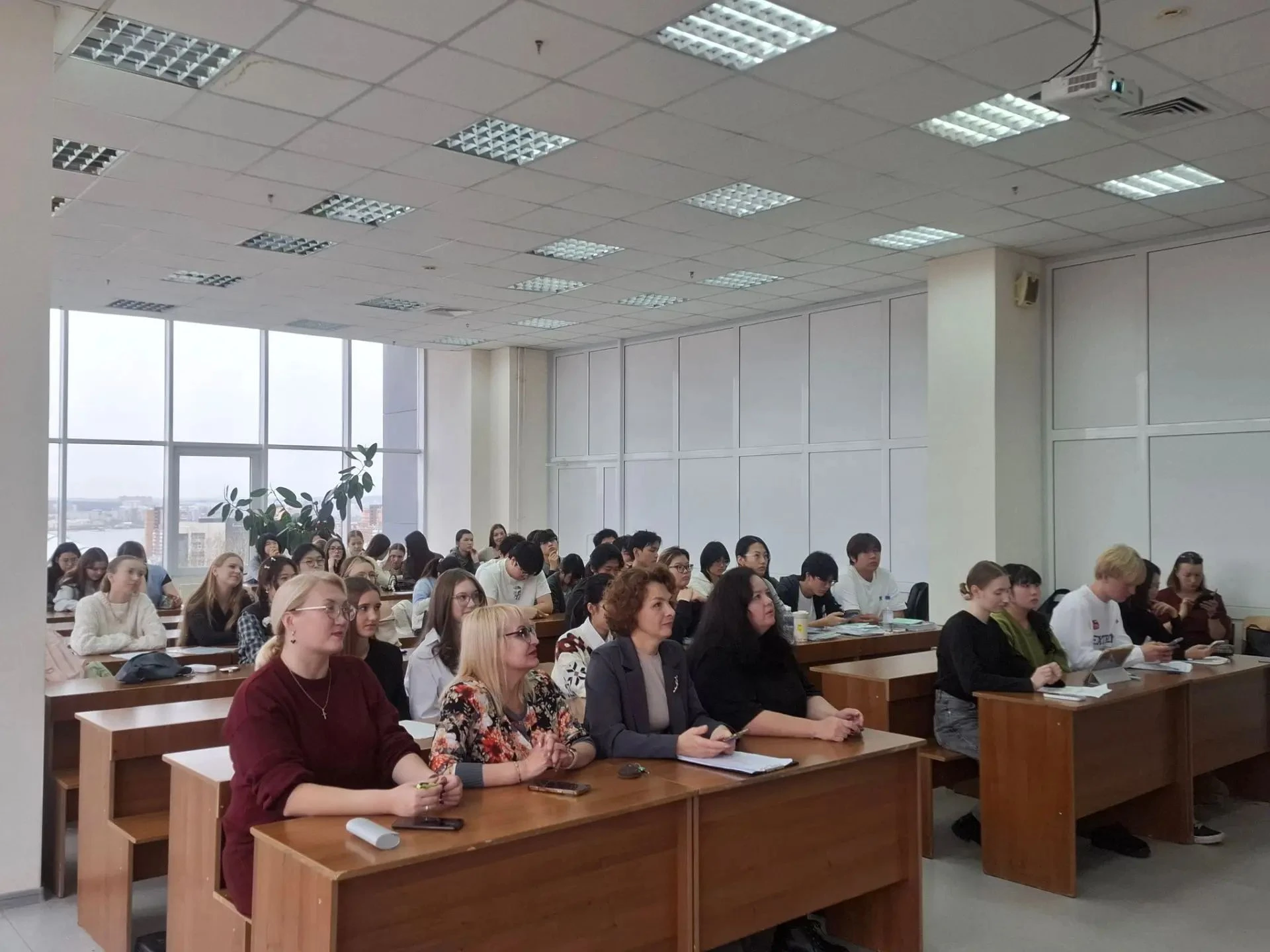 🎓 Российские и иностранные студенты международного института экономики и лингвистики И...