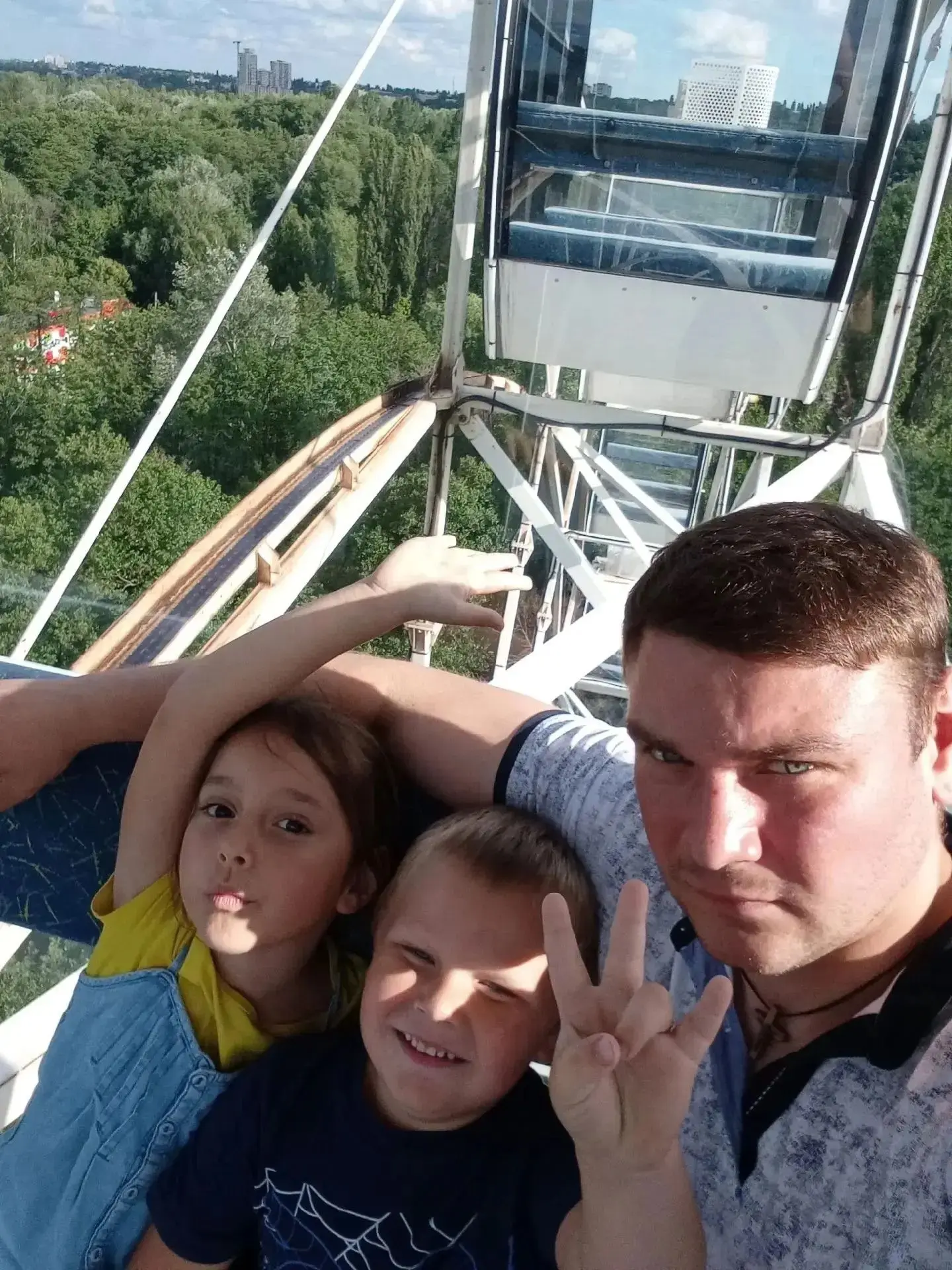 Ученица 3Б класса Шитова Дарина принимает участие в флешмобе "Мой папа - пример и опора...