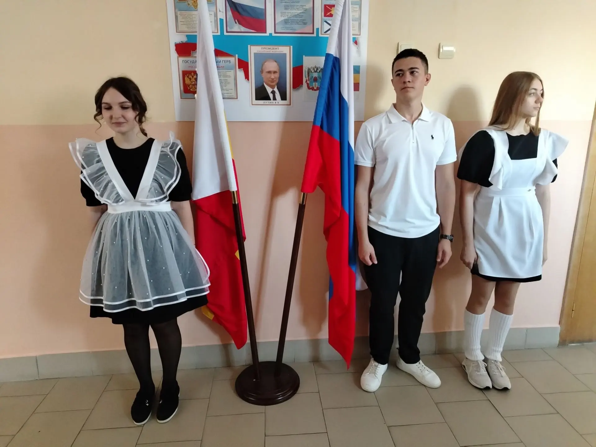 Традиционно новая учебная неделя началась с торжественной линейки, поднятия Государстве...