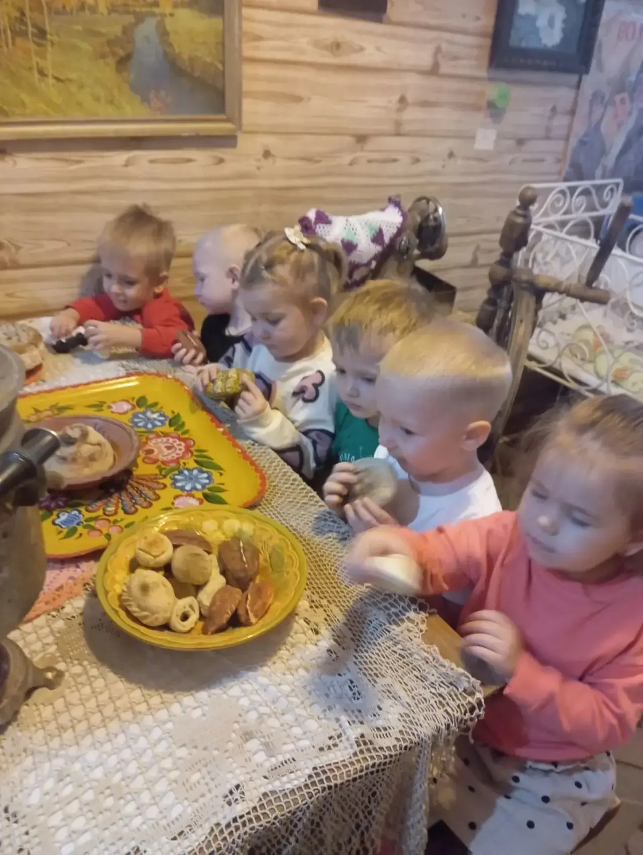 🎉 Волшебное путешествие в прошлое: малыши группы «Солнышко» побывали в комнате Казачье...