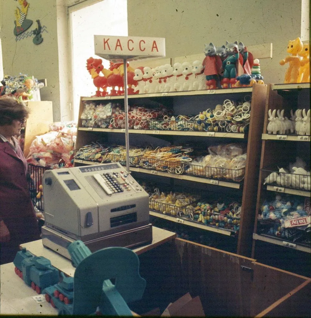 Помните старые магазины игрушек?