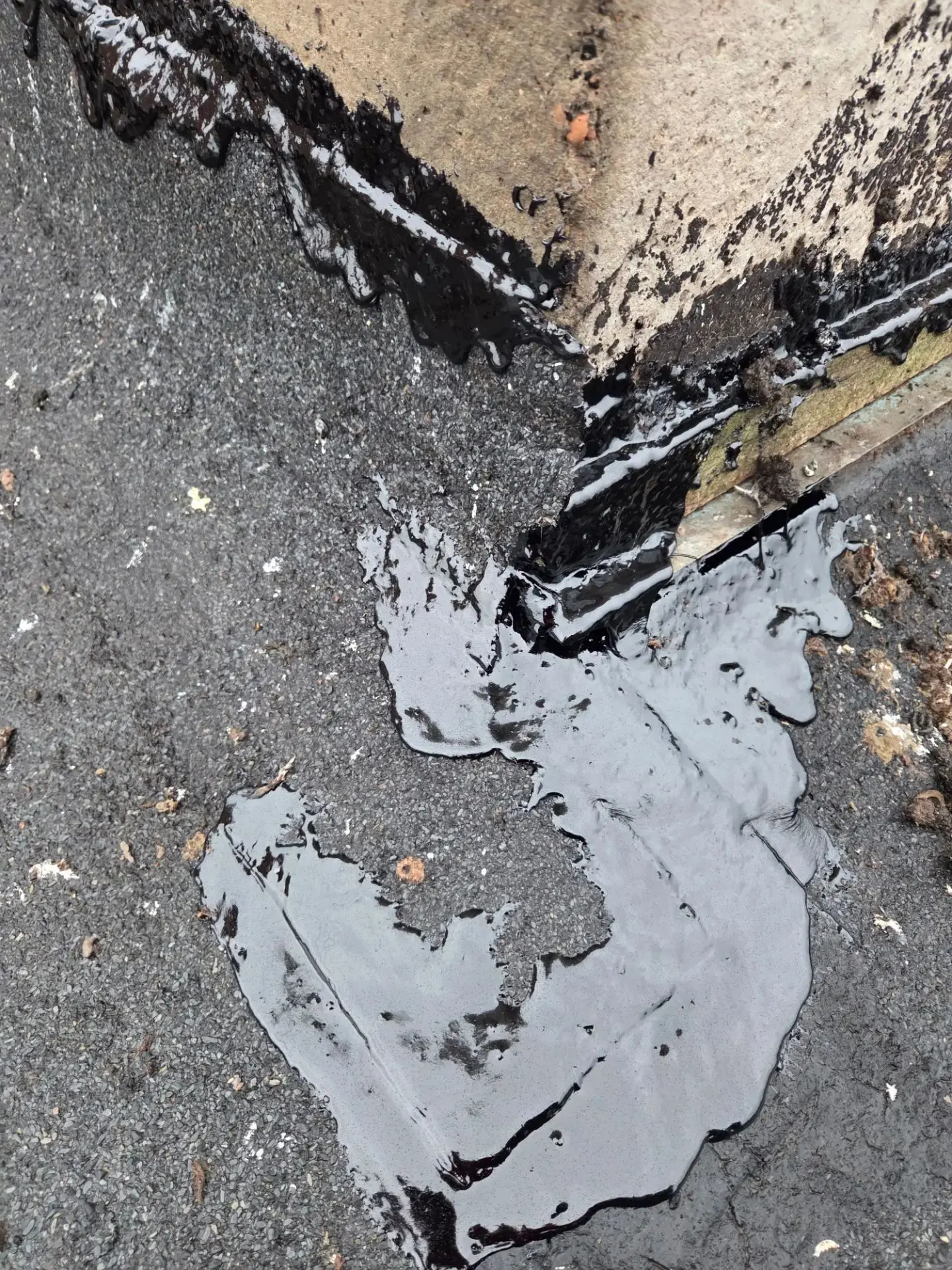 Устранили небольшие повреждения кровли с использованием битумной мастики.