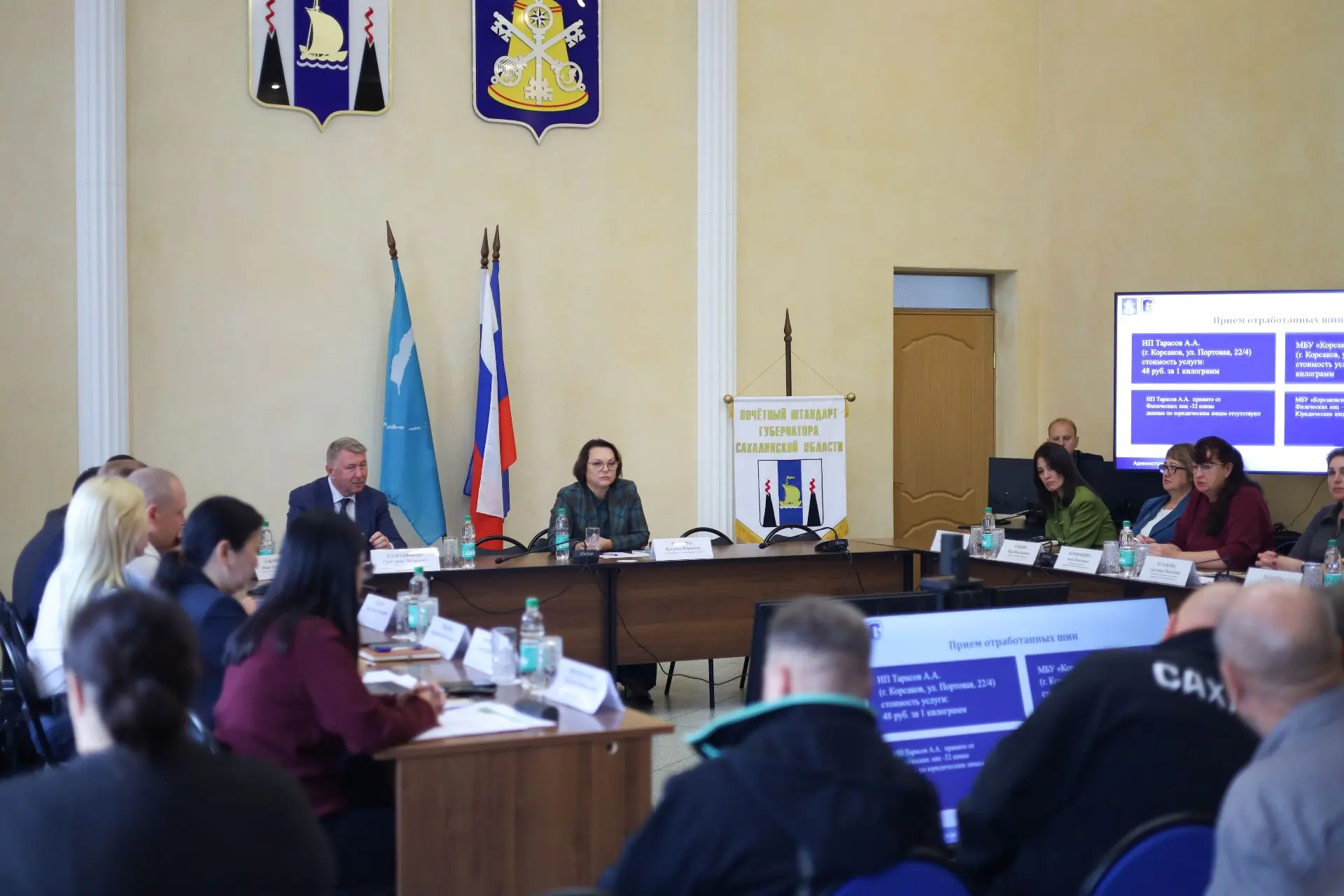 Складирование автомобильных шин на площадке для сбора твердых коммунальных отходов запр...