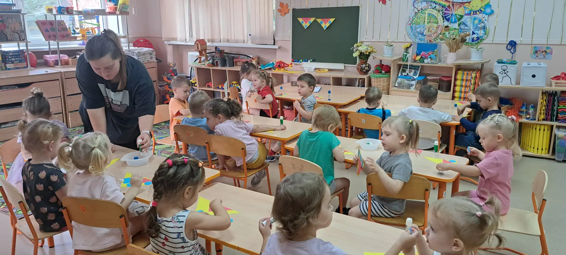 Аппликация в группе «Волшебники». Творческое занятие способствовало развитию мелкой мот...