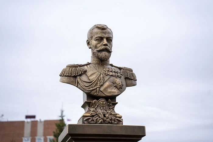 В Ненецком автономном округе открыли памятник Николаю Второму. Бюст появился у Богоявле...