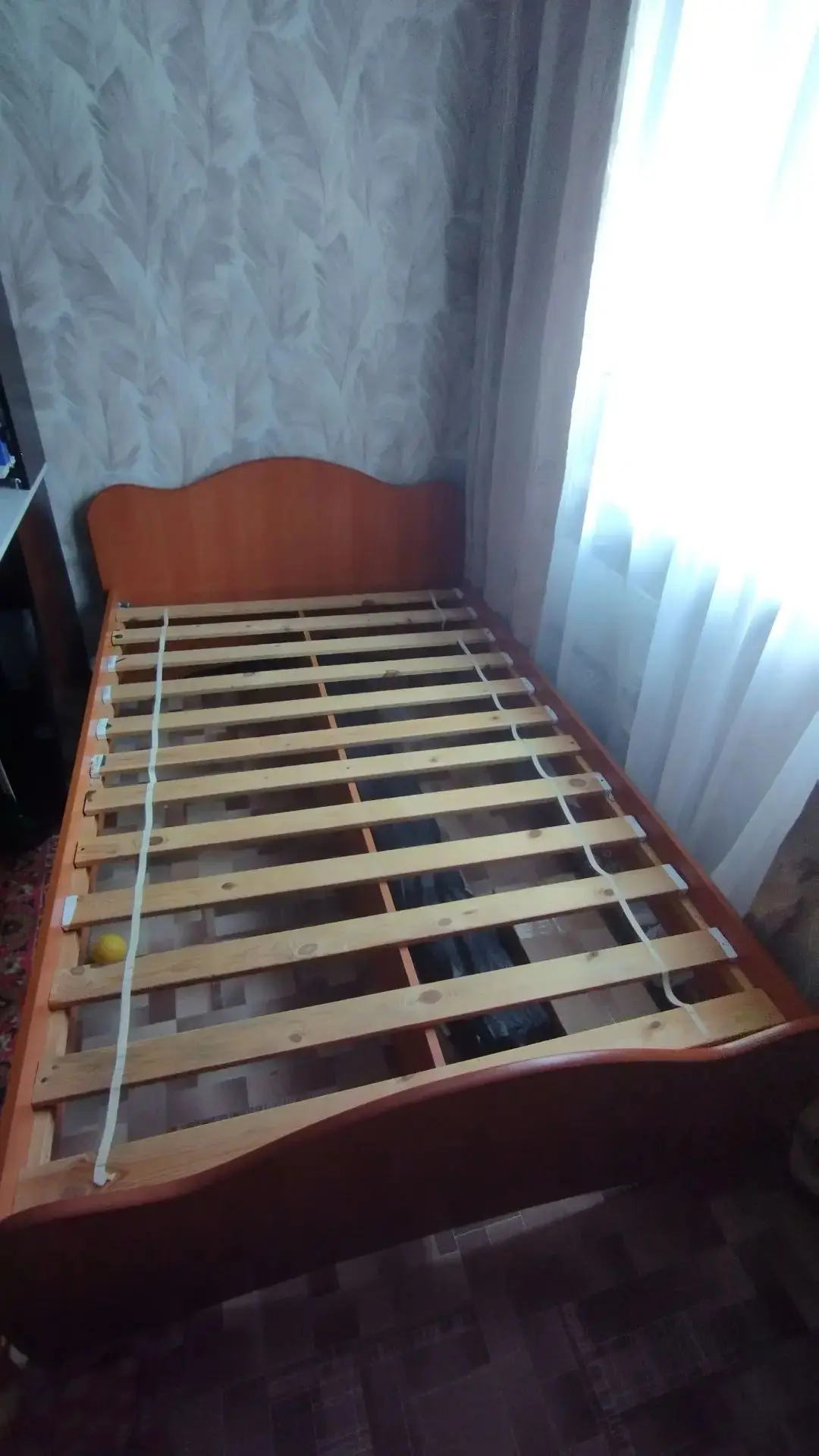 Продается кровать с матрасом 120 на 190, удобная, самовывоз покупателем, район Докучаево.