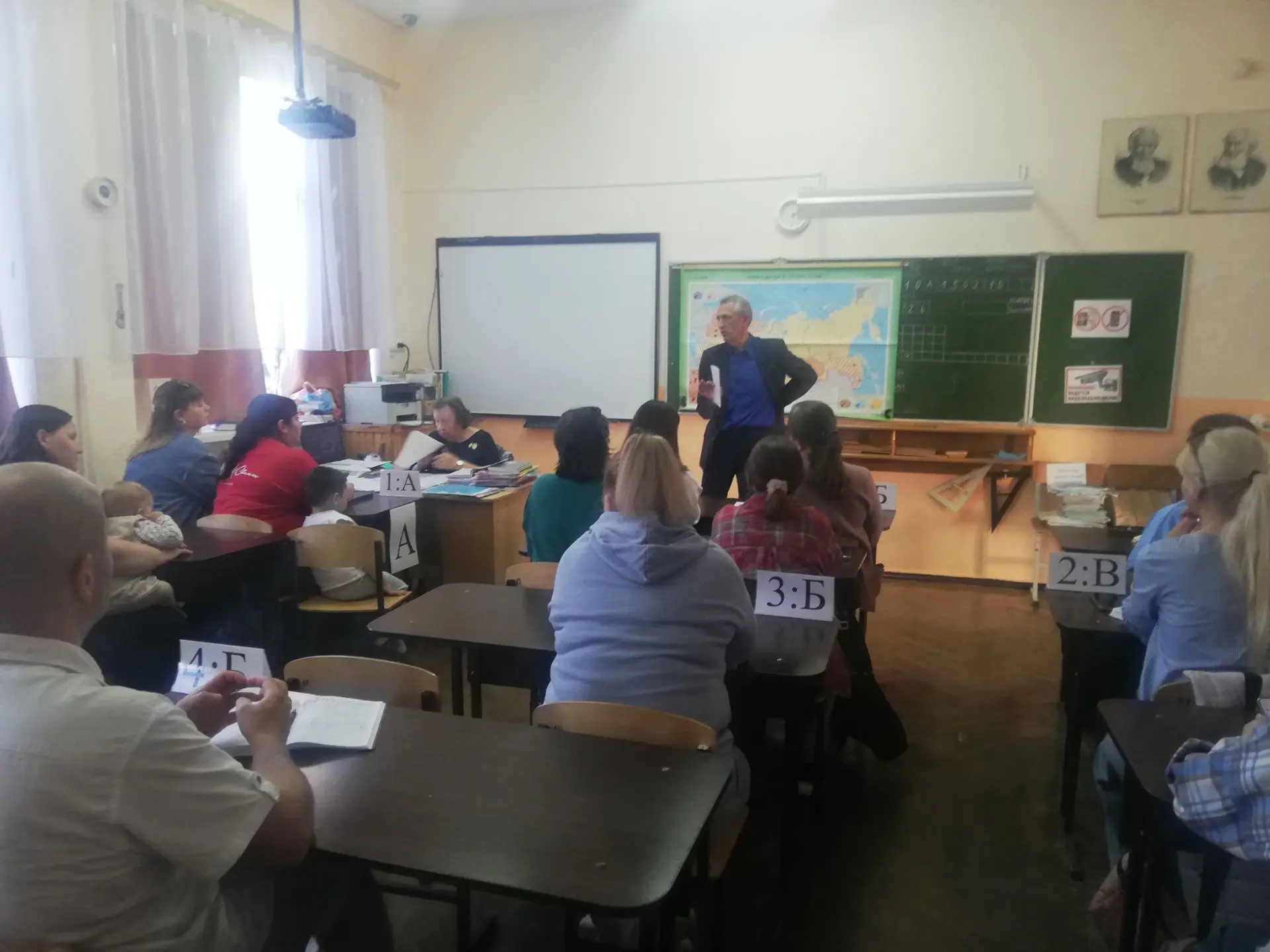 Родительские собрания в нашей школе продолжаются. Сегодня они проходят в 5 А классе. На...