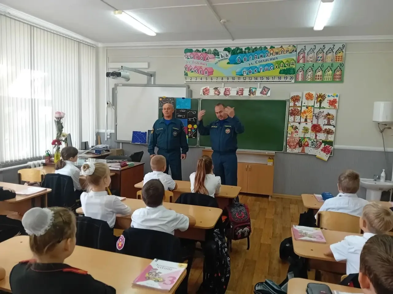3а, 4в, 4б класс. Беседа с сотрудниками МЧС Банниковым Виктором Ивановичем и Фоменко Вя...