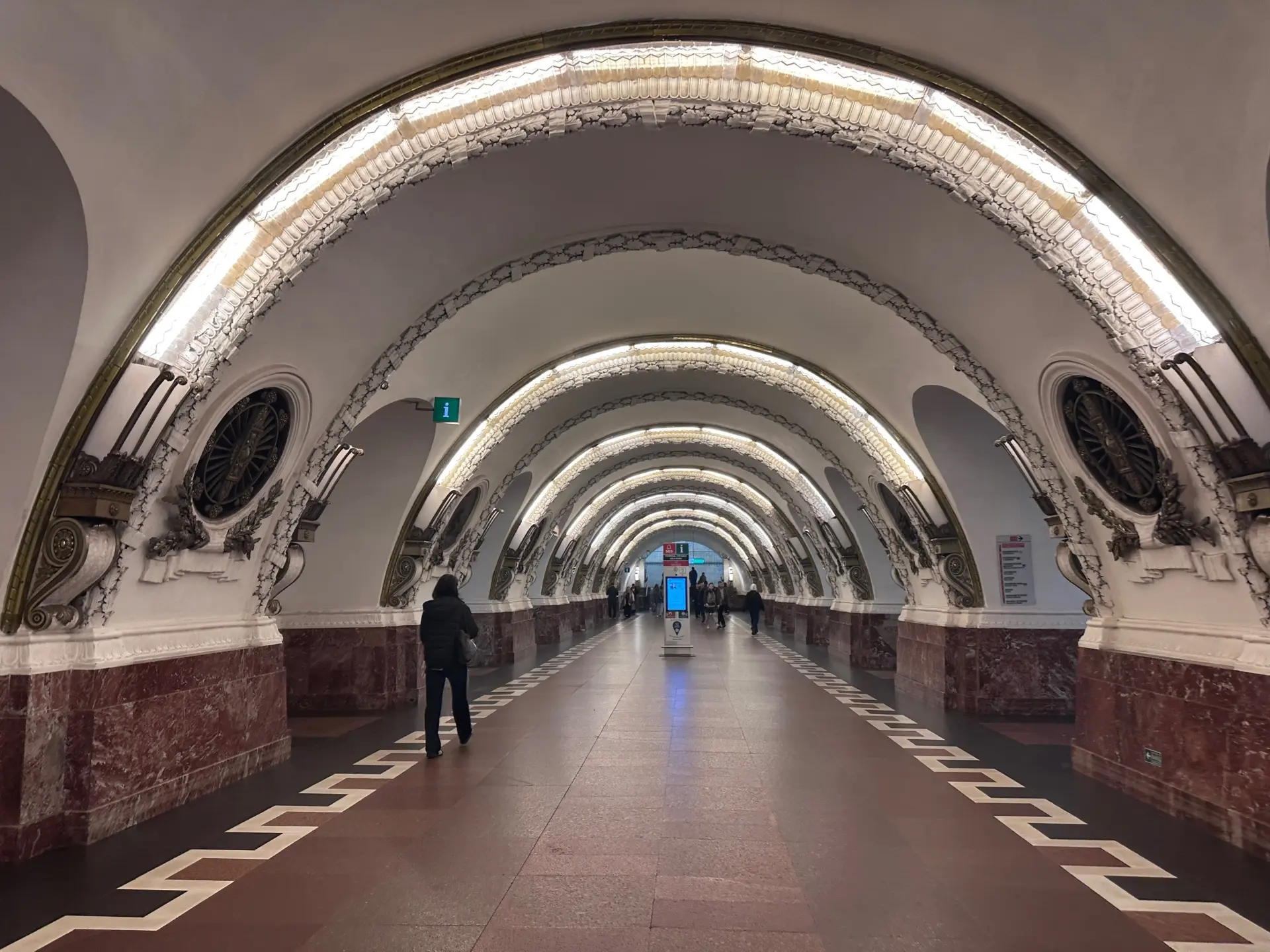 Пробегая по станции метро "Площадь Восстания" каждый раз восхищаюсь: как же здорово, чт...