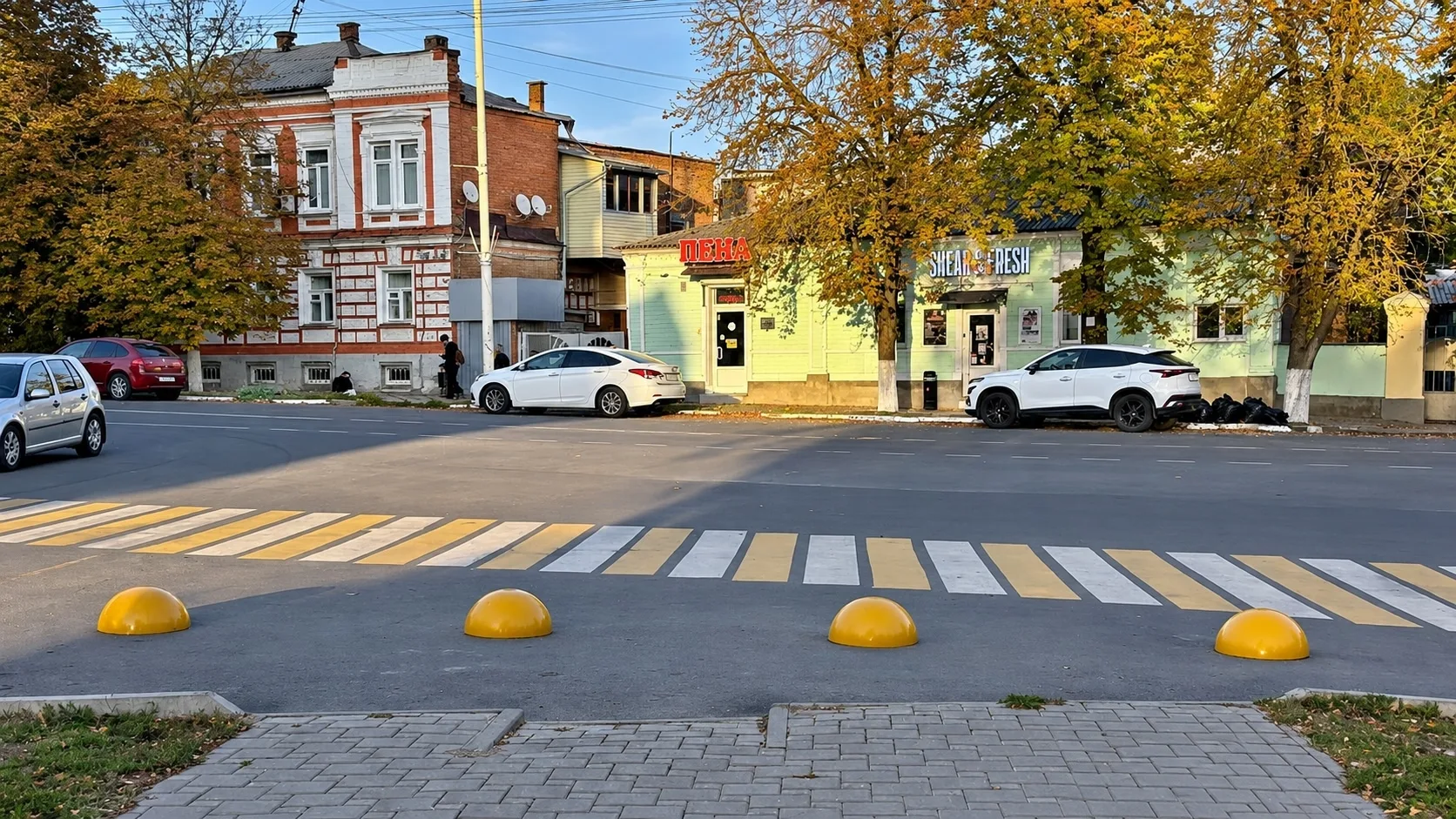В Новочеркасске по просьбам жителей установили полусферы у пешеходного перехода