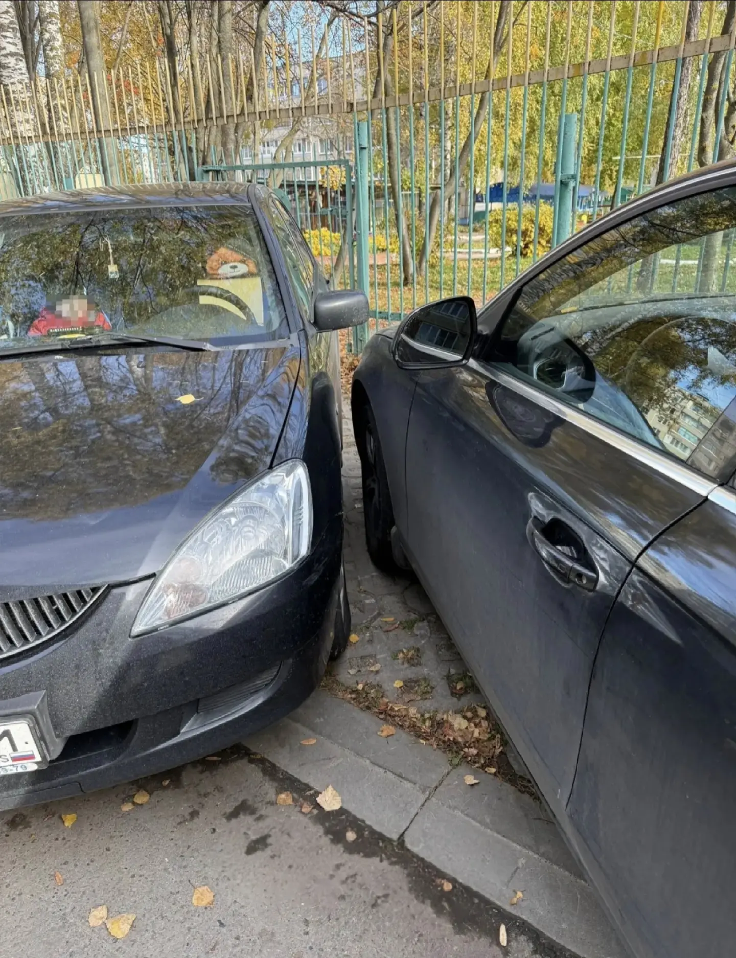 🅿️ Во дворе: Audi встала впритирку к Lancer — соседу теперь к рулю не пробраться. Уваж...