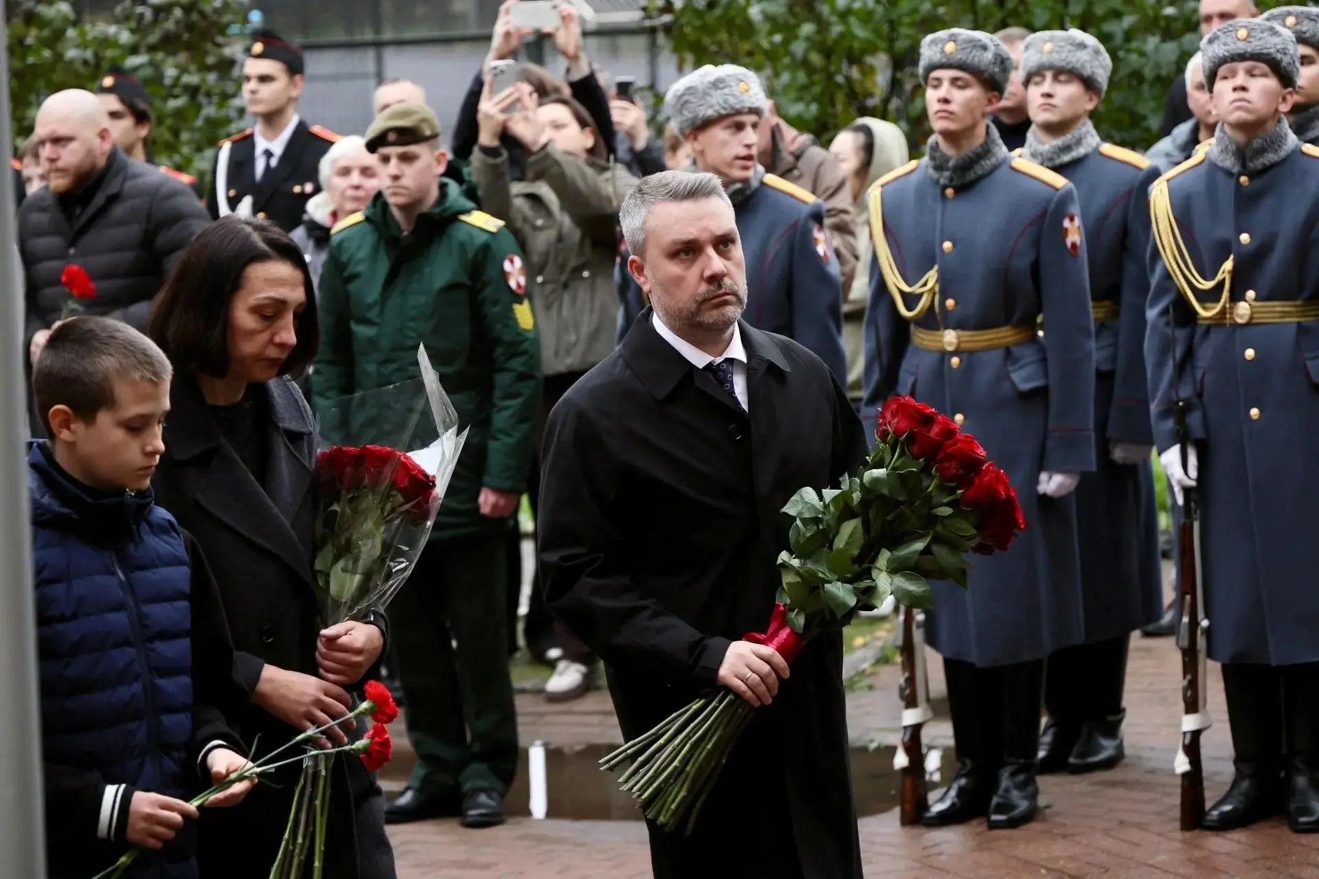 В памяти поколений: мемориальную доску участнику СВО Артему Тикунову открыли в Балашихе