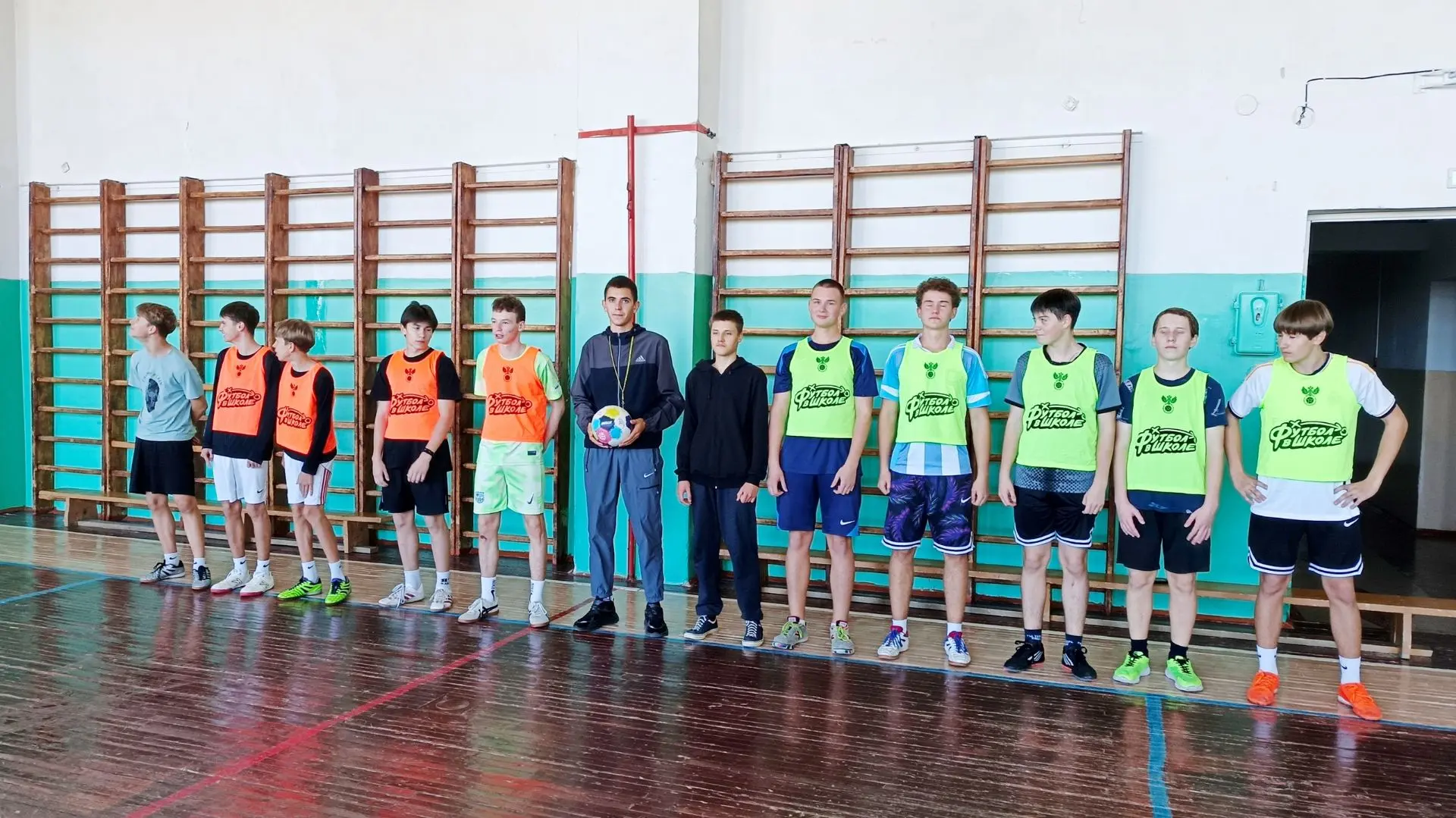 Вновь в спортивной жизни нашей школы развернулось футбольное двоеборье — испытание кома...