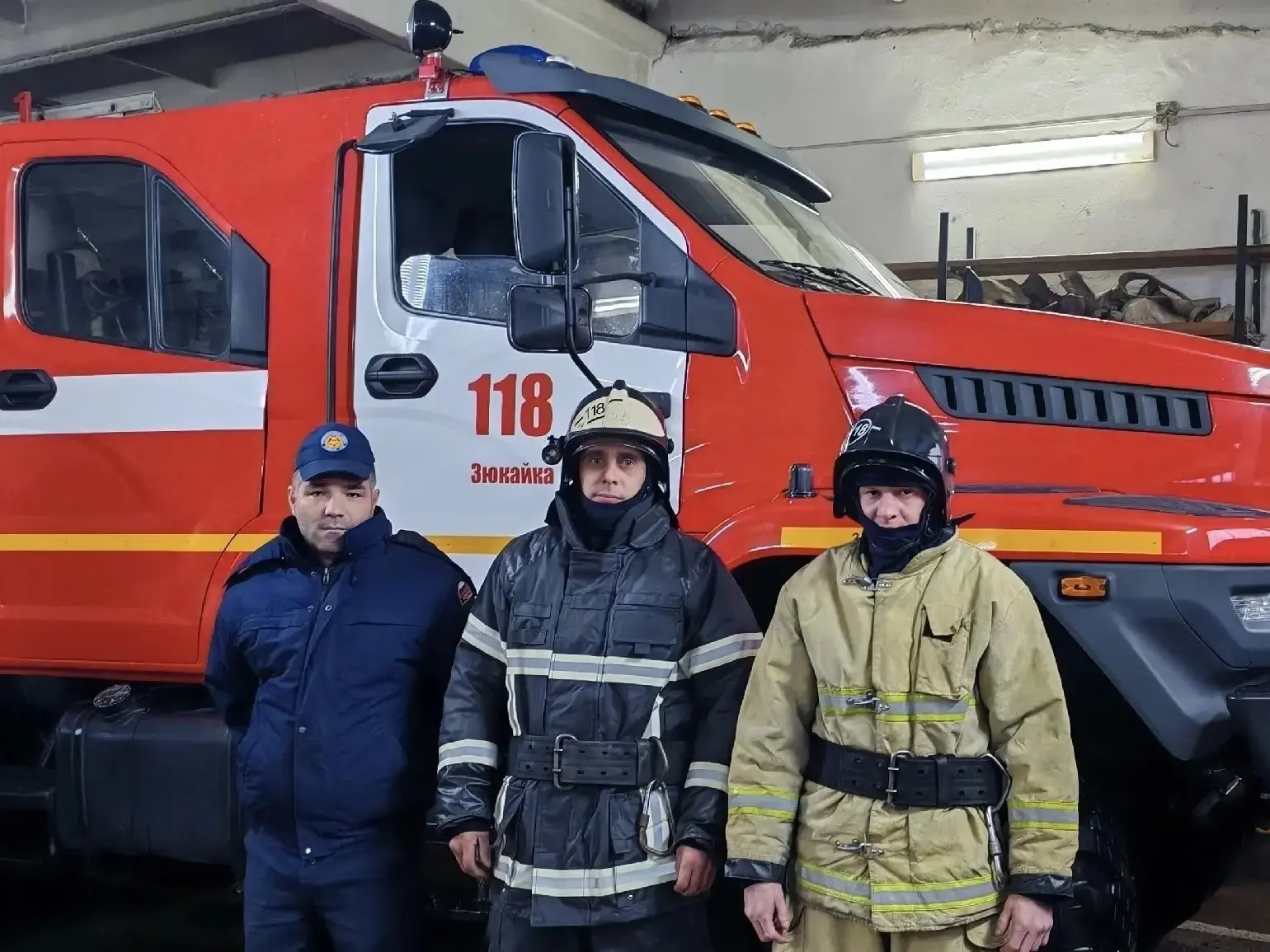 Двух человек из горящего дома спасли огнеборцы краевой противопожарной службы