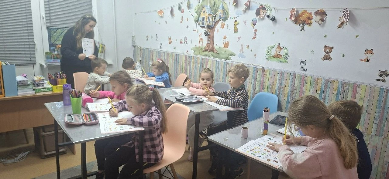 В отделении ДО "Центр на Староникитской" педагог Н.А. Пугачёва в объединении "Радуга" п...