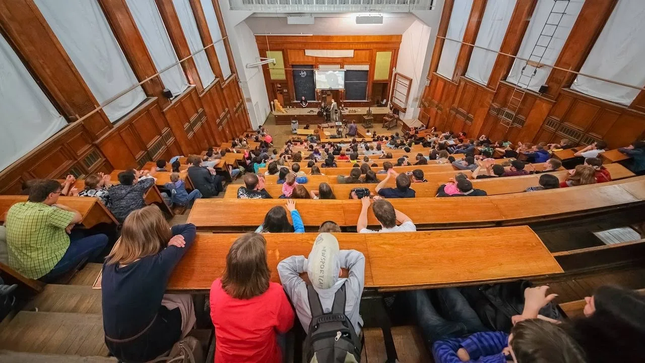 Студентов в России хотят обязать оплачивать первый семестр ещё до зачисления в вуз