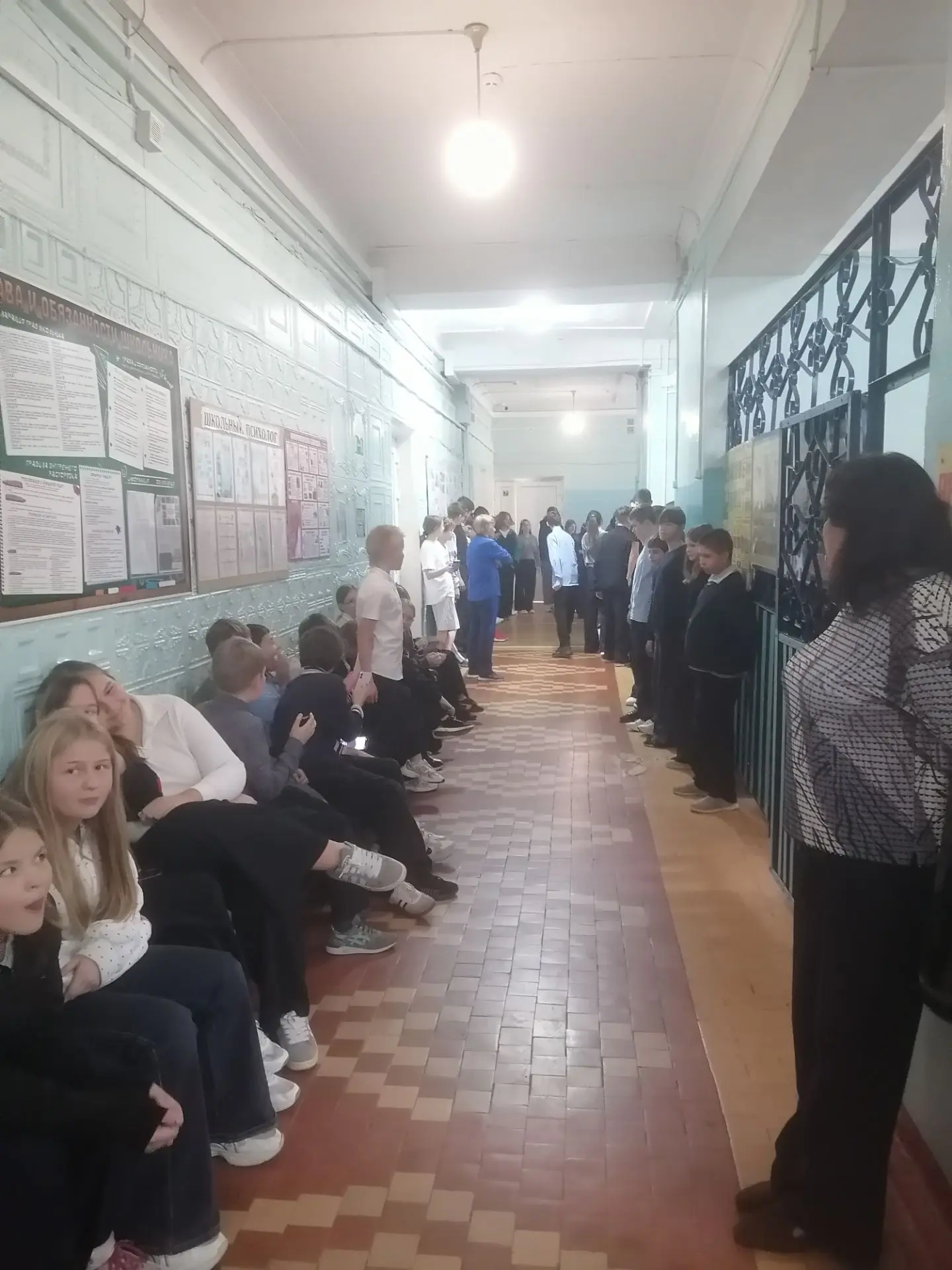 Сегодня в городе звучали сирены и громкоговорители. Учащиеся и сотрудники школы приняли...