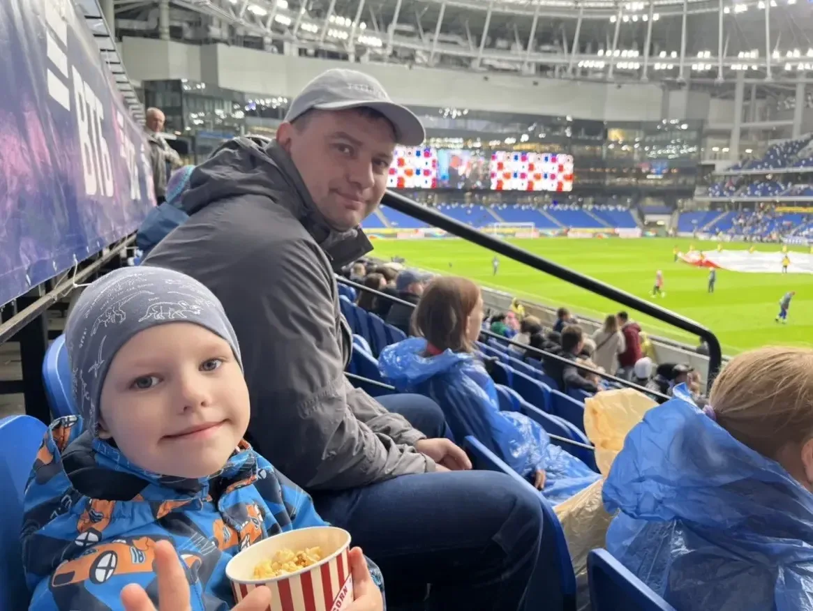 Мой папа-супергерой, потому что он самый сильный в нашем доме, может всё-всё починить и...
