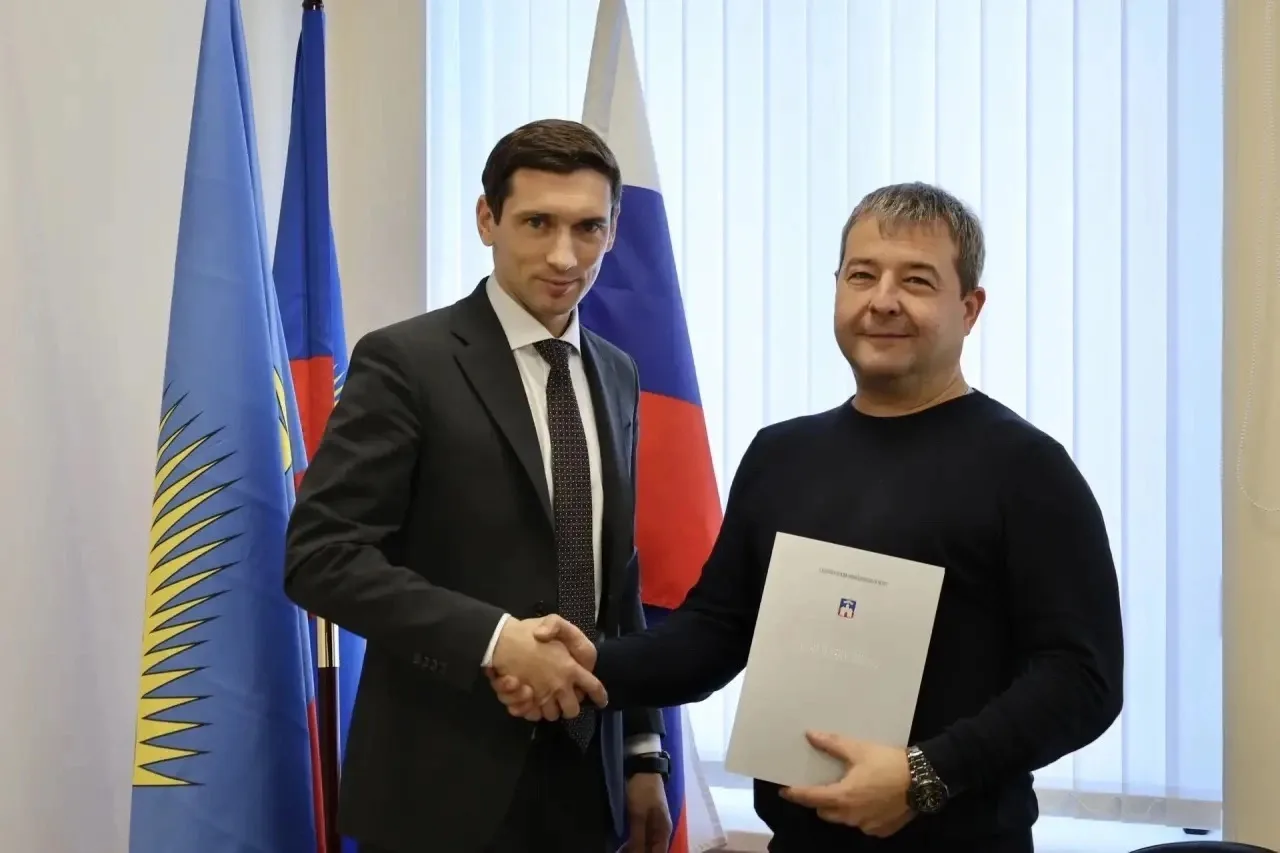 Сегодняшнее совещание по вопросам ЖКХ начал с вручения благодарственных писем. Передал ...