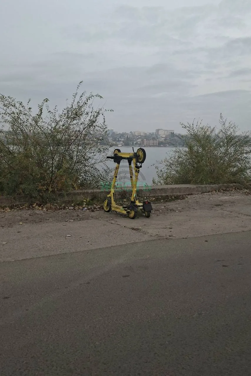 ⚡️ Романтика по-воронежски: утреннее свидание электросамокатов на набережной