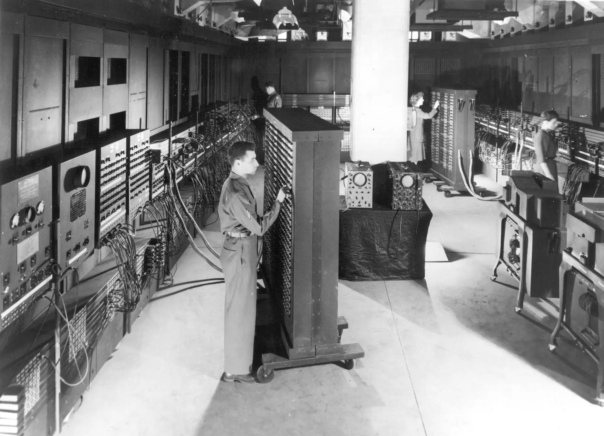 ENIAC: почему программу приходилось собирать руками