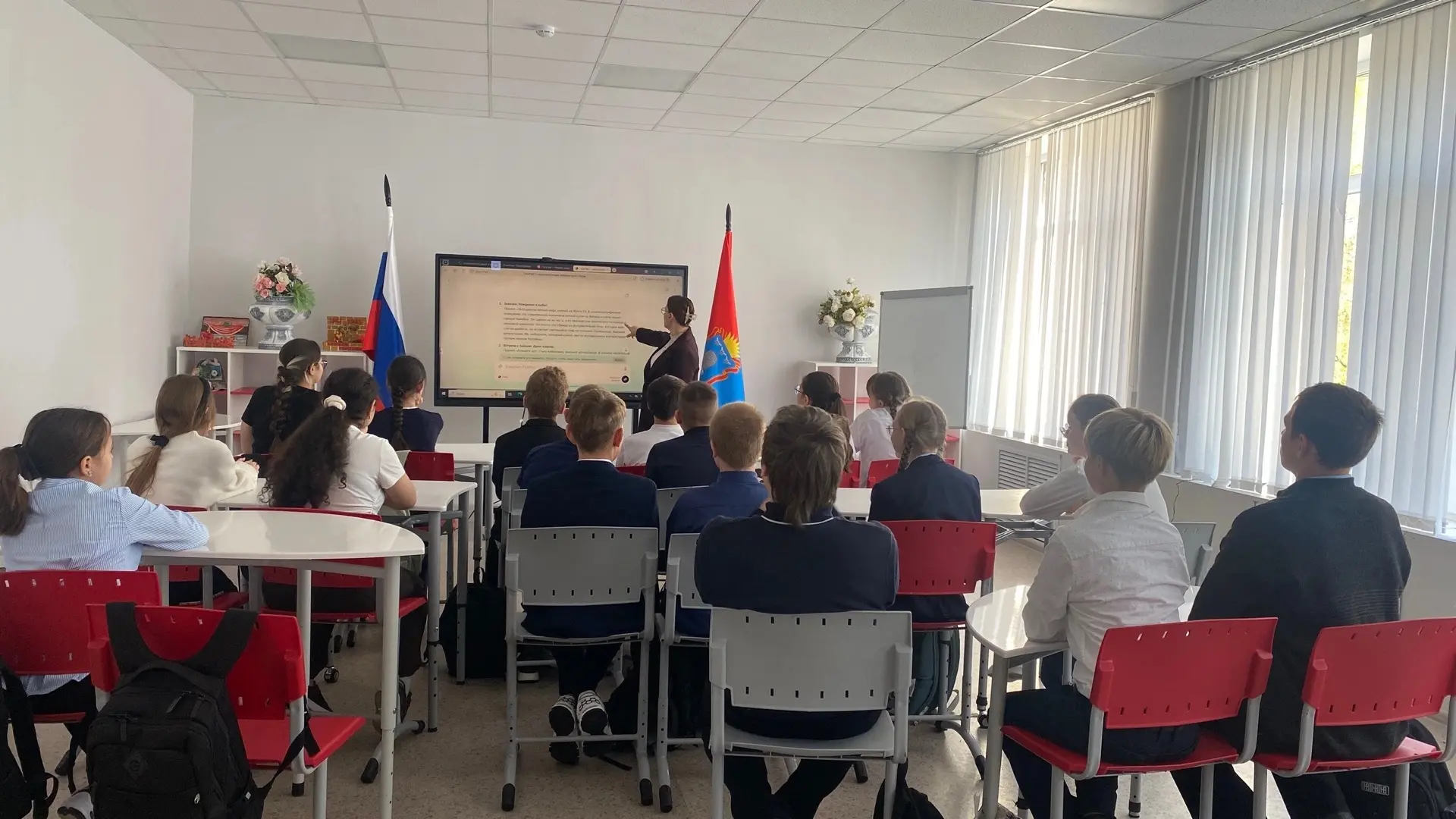 📢 В нашей школе прошел необычный урок труда: «Нейросети как инструмент творчества»