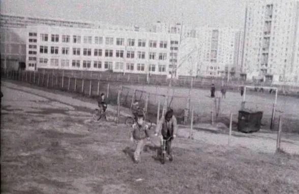 📸 Дети у ограждения в районе Борисовские пруды