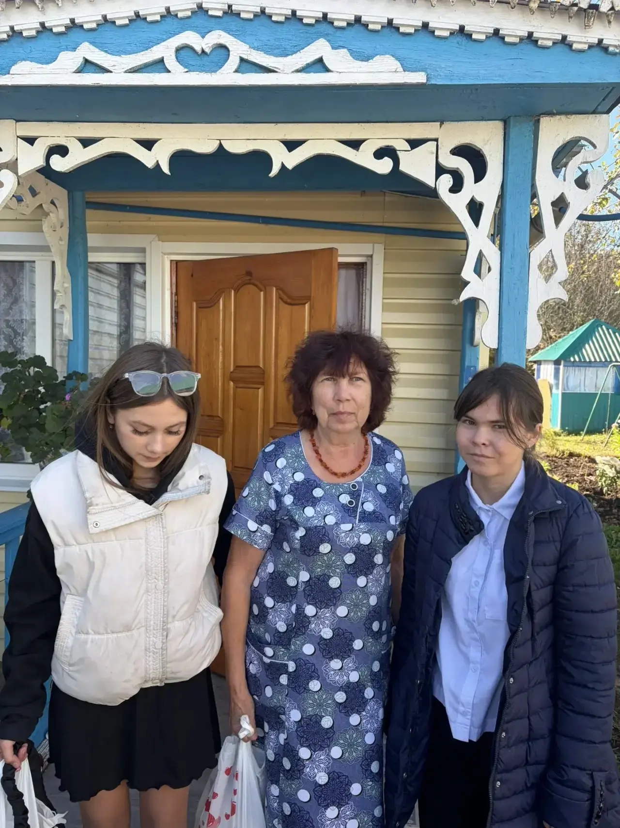 🎉 Слово учителя живет в сердцах: школьники поздравили ветеранов педагогического труда ...