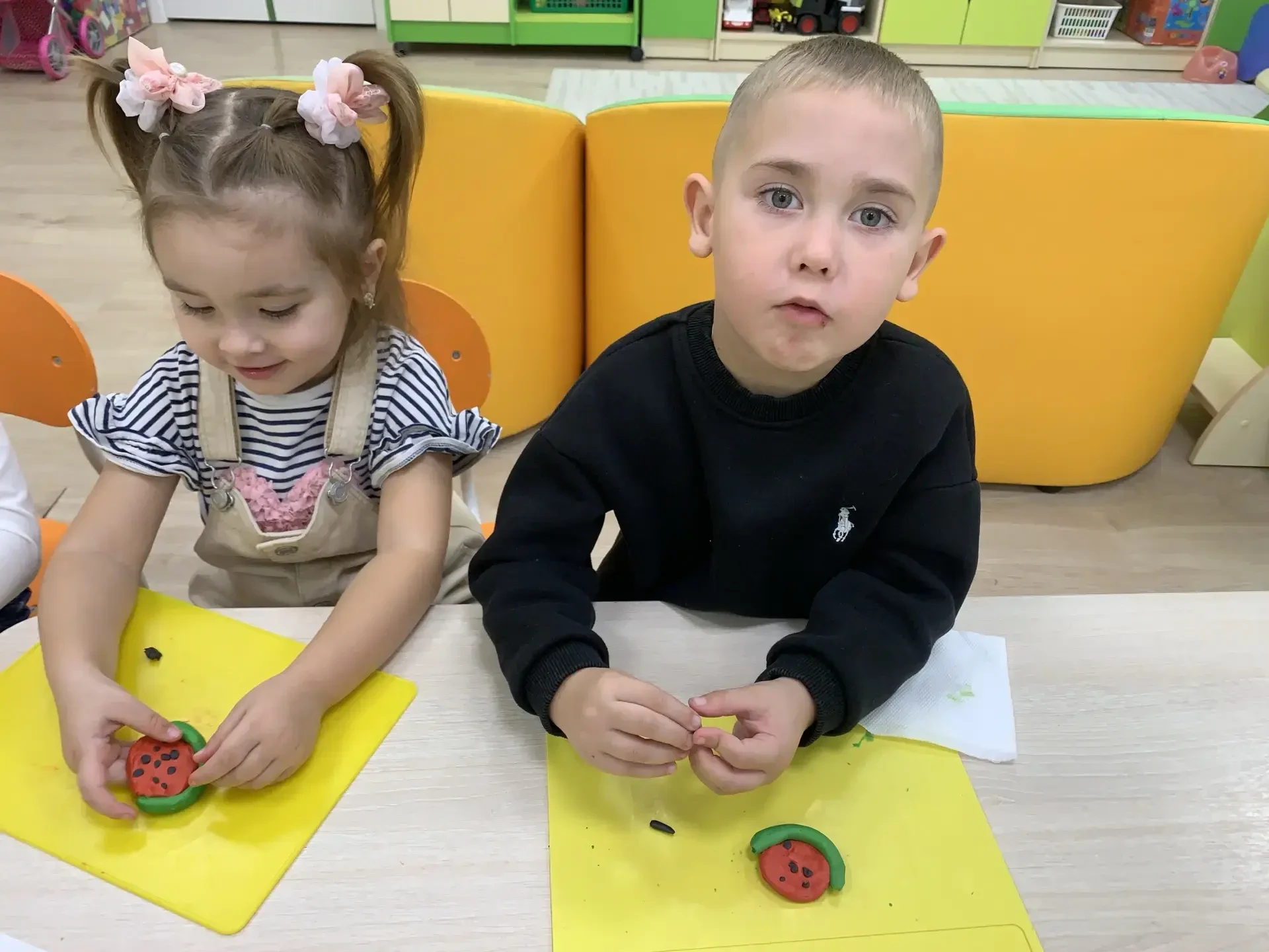 На занятии в средней группе ребята лепили арбуз по забавной загадке: „Он зелёный, полос...