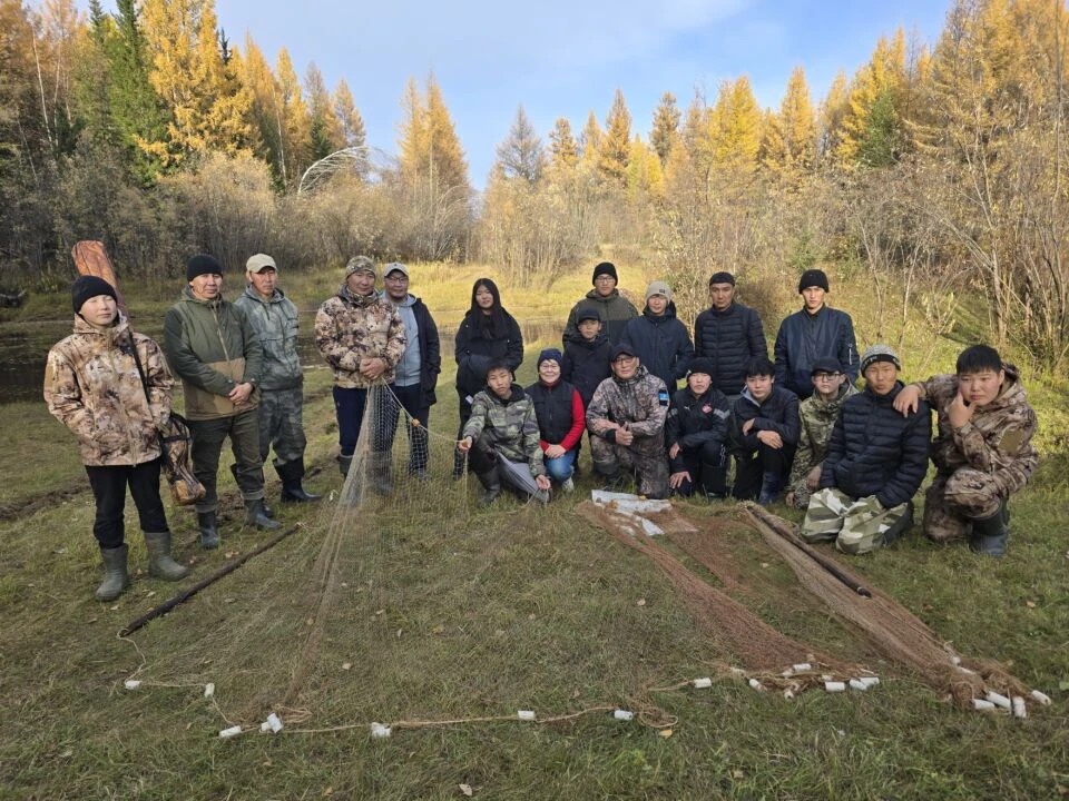 Школьники освоили древнее искусство якутской рыбалки