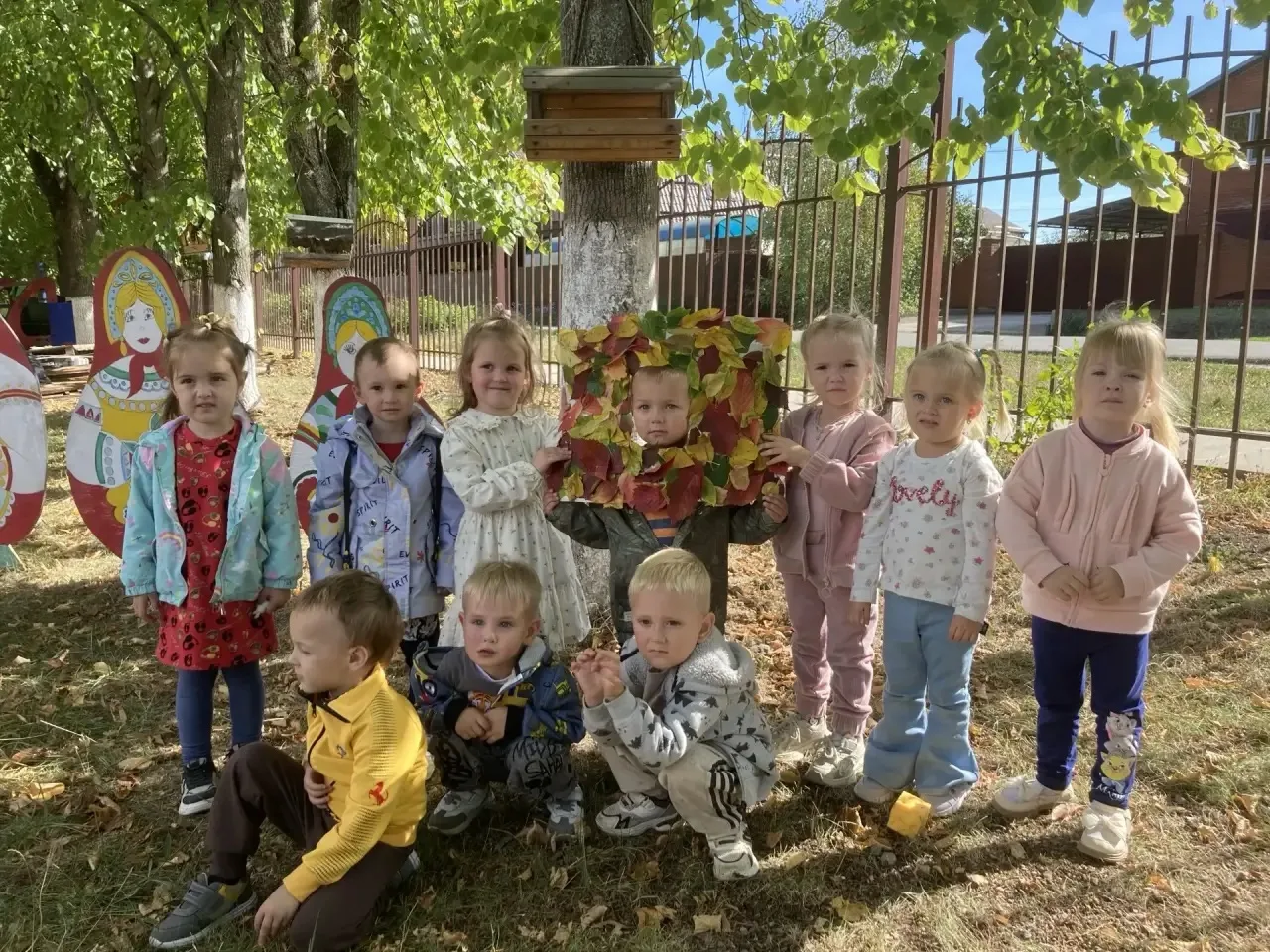 Сегодня  во второй младшей группе прошла беседа «Краски осени». Дети познакомились с ос...