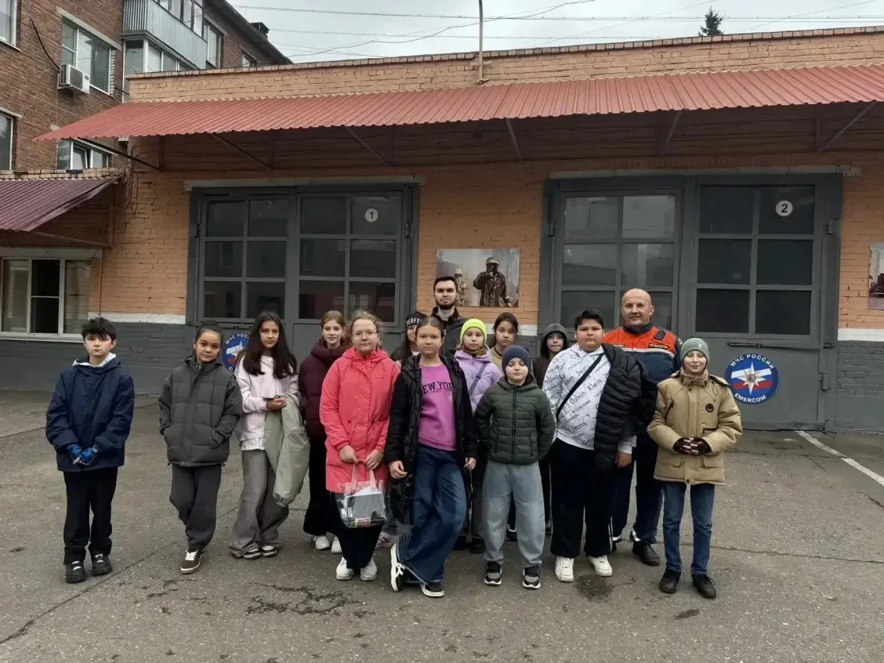 Ученики 5 «А» класса вместе со своим классным руководителем Даниилом Ивановичем соверши...