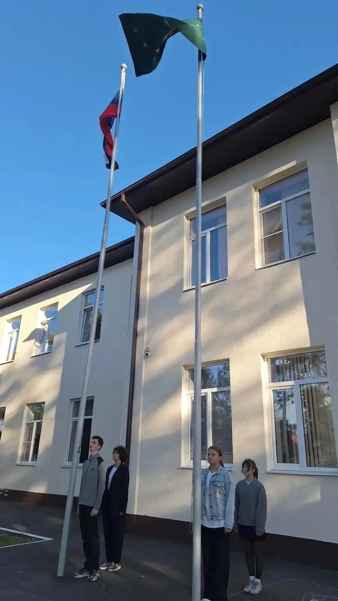 Понедельник в нашей школе начался с торжественного поднятия флагов!