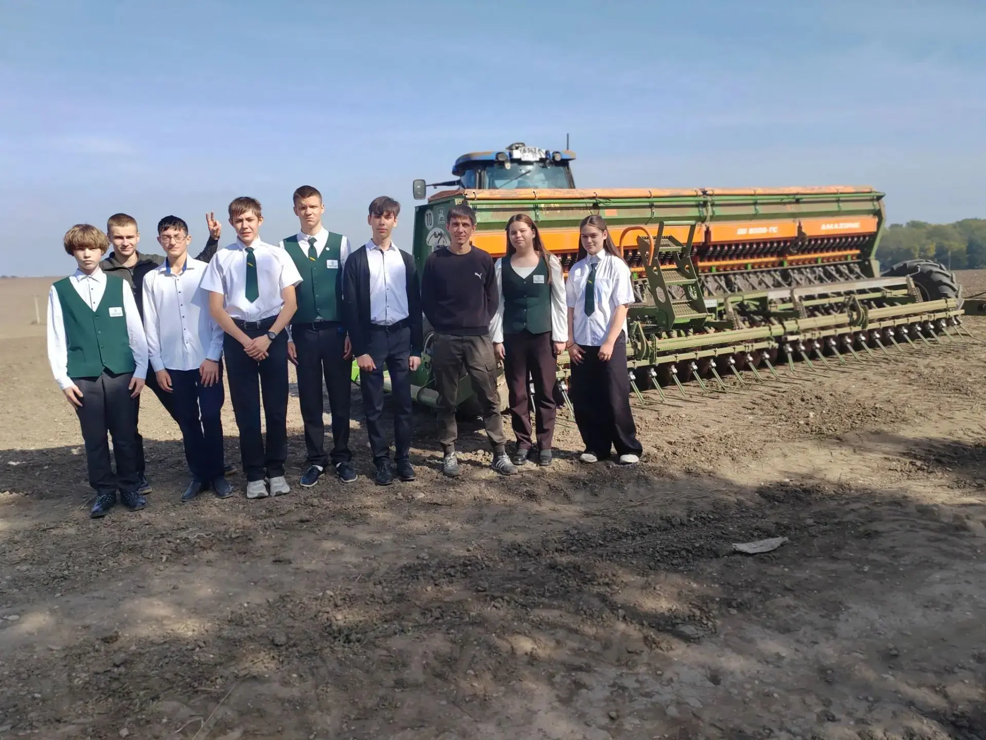 🌾Ученики агротехклассов нашей школы побывали на настоящем производственном объекте.