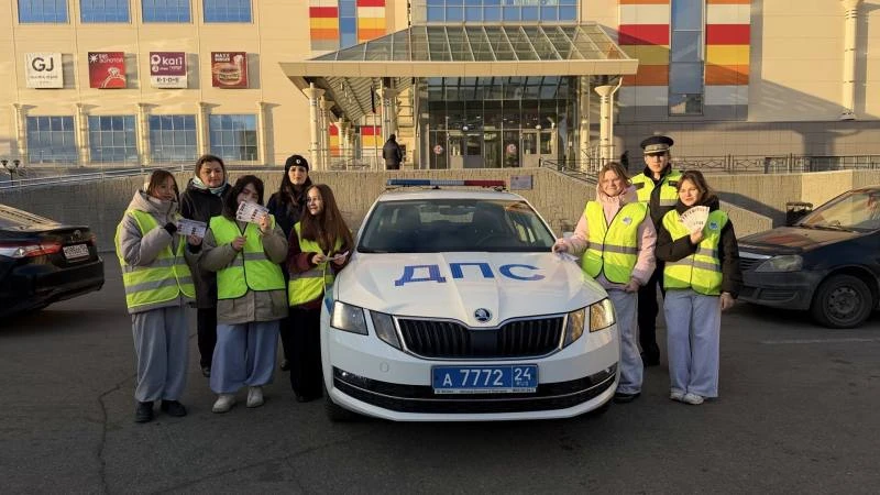 🚦Сотрудники ГАИ Норильска и юные инспекторы напомнили норильчанам о важности световозв...