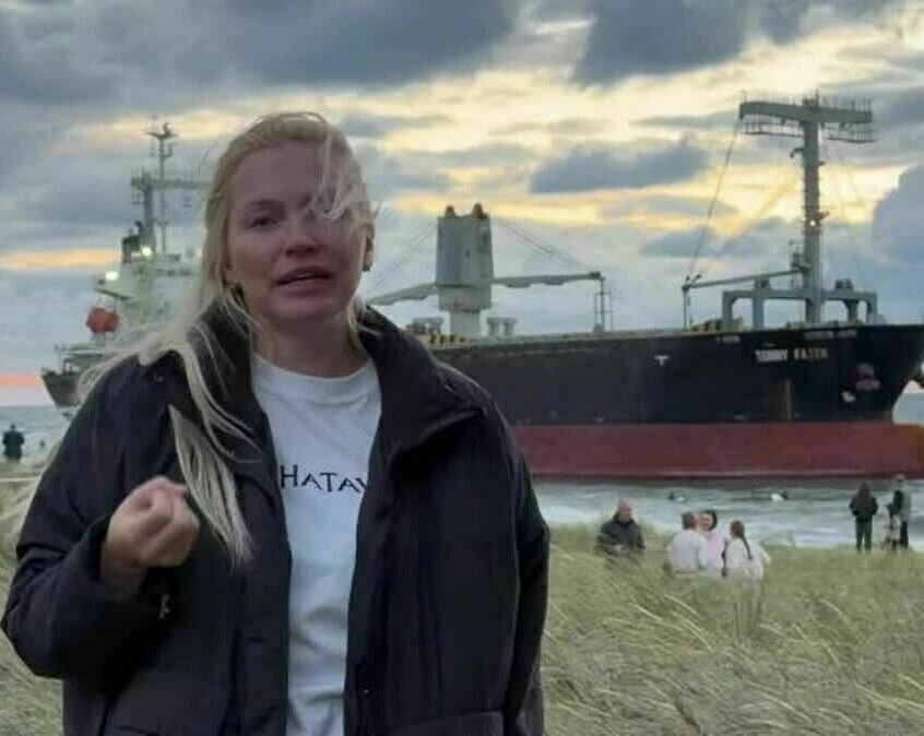 Люди в Янтарном смотрят на сухогруз и кошмарят местный СПА