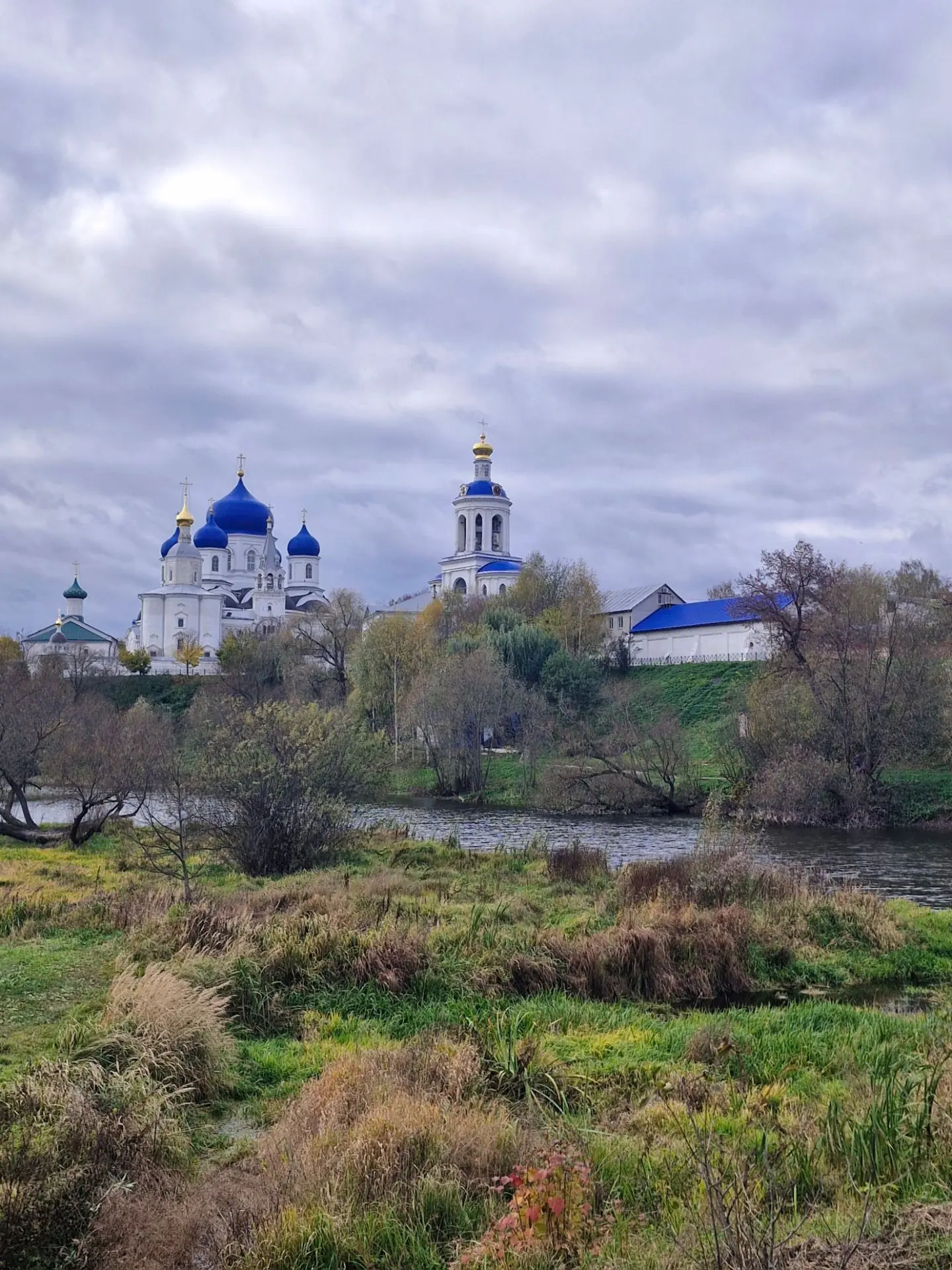 Продолжаем дышать глубоко и держимся за свои опоры.
