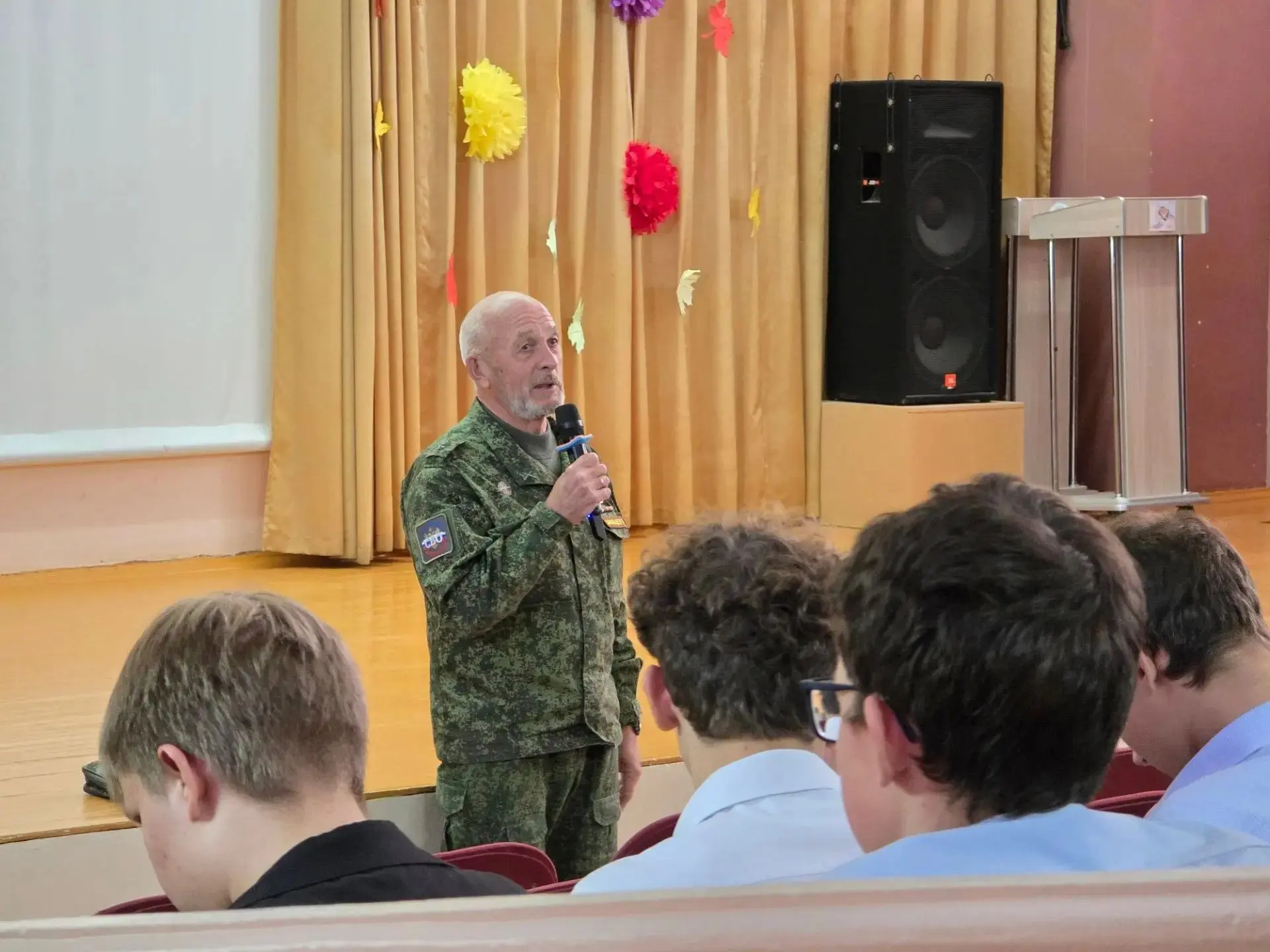 Урок мужества и правды: ветеран СВО Виктор Мальцев встретился с курганскими старшекласс...