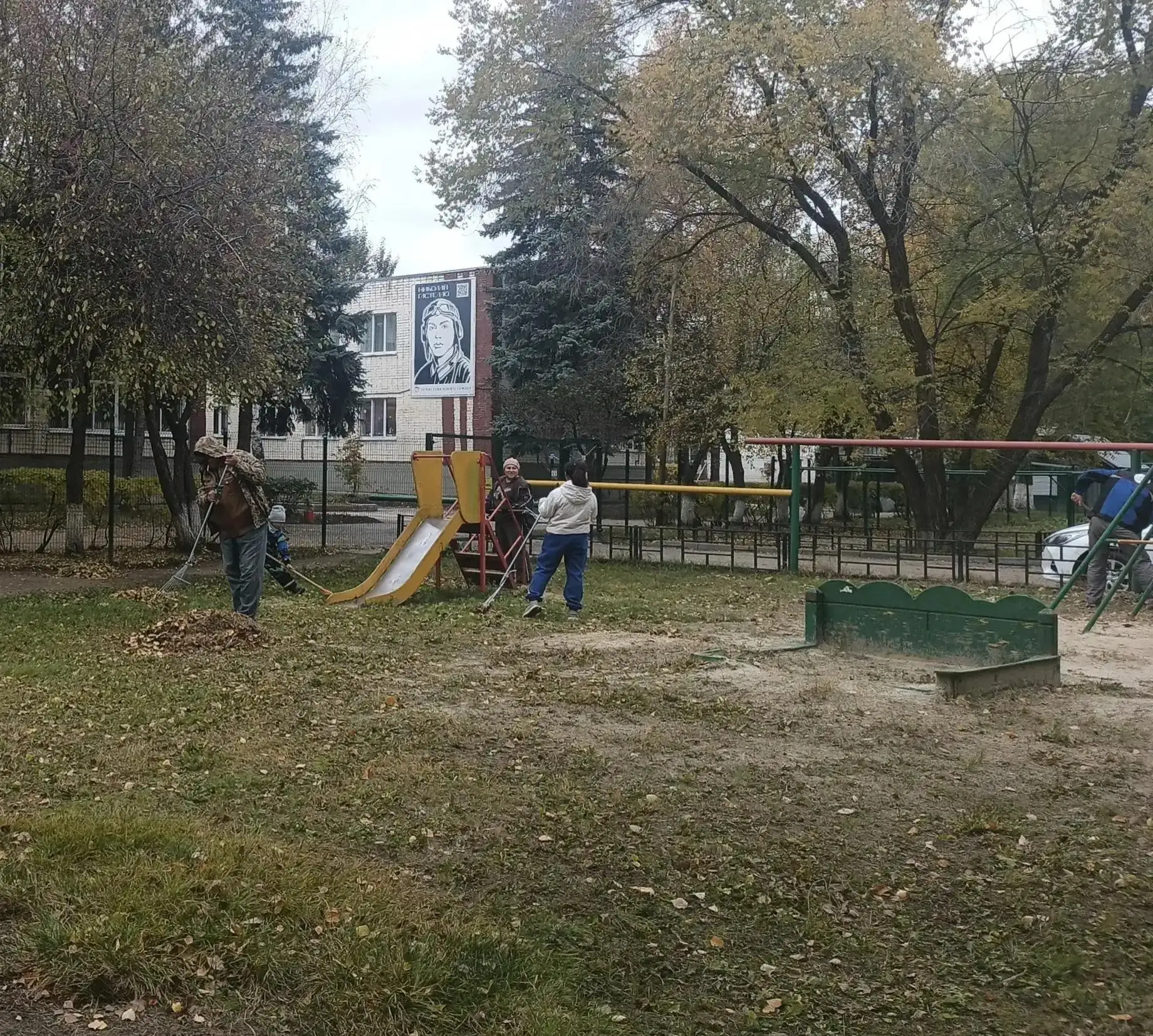Порядок в деталях: УК «Запад» и «Жилищный сервис» навели чистоту в тюменских дворах
