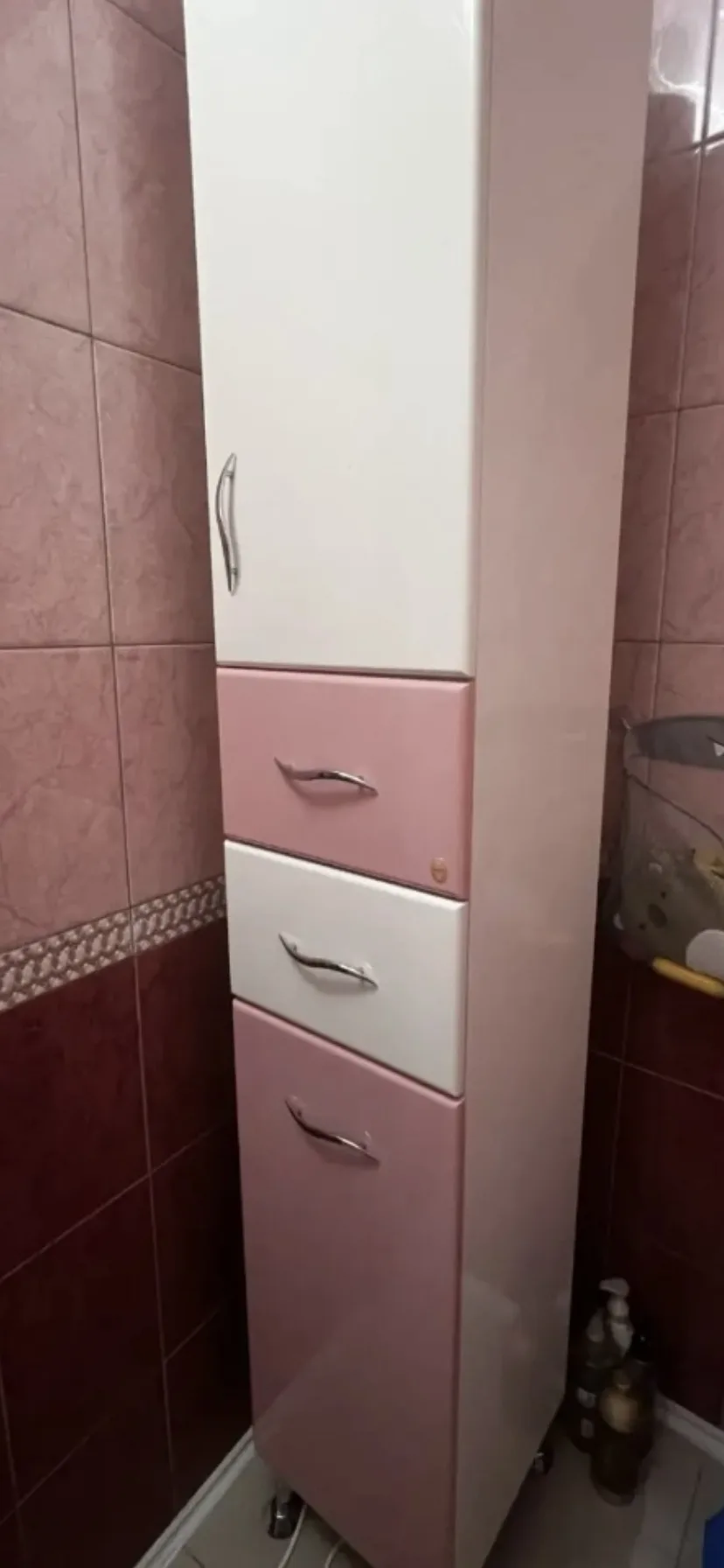 Продам пенал б/у , в хорошем состоянии в ванную комнату . Цена 1000 рублей . Самовывоз....
