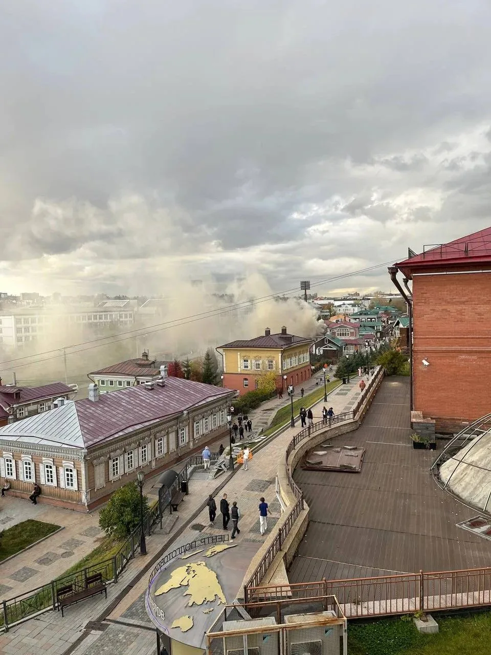 ‼️В Иркутске загорелся сувенирный магазин в районе 130-го квартала.