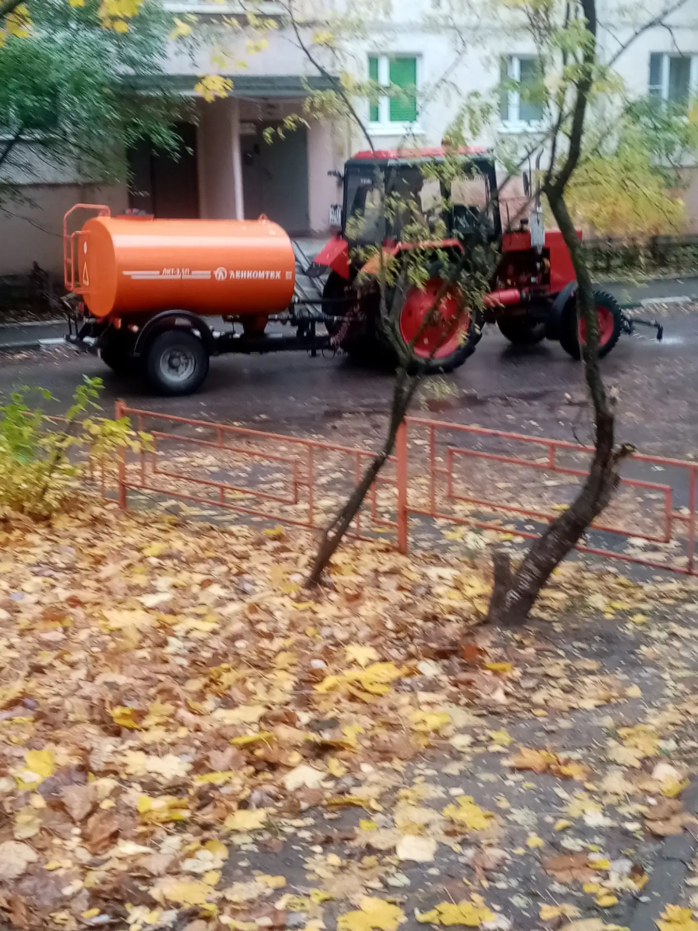 В Красногорске весь день льёт дождь. И весь день по Чернево-2 разъезжает цистерна, с уп...
