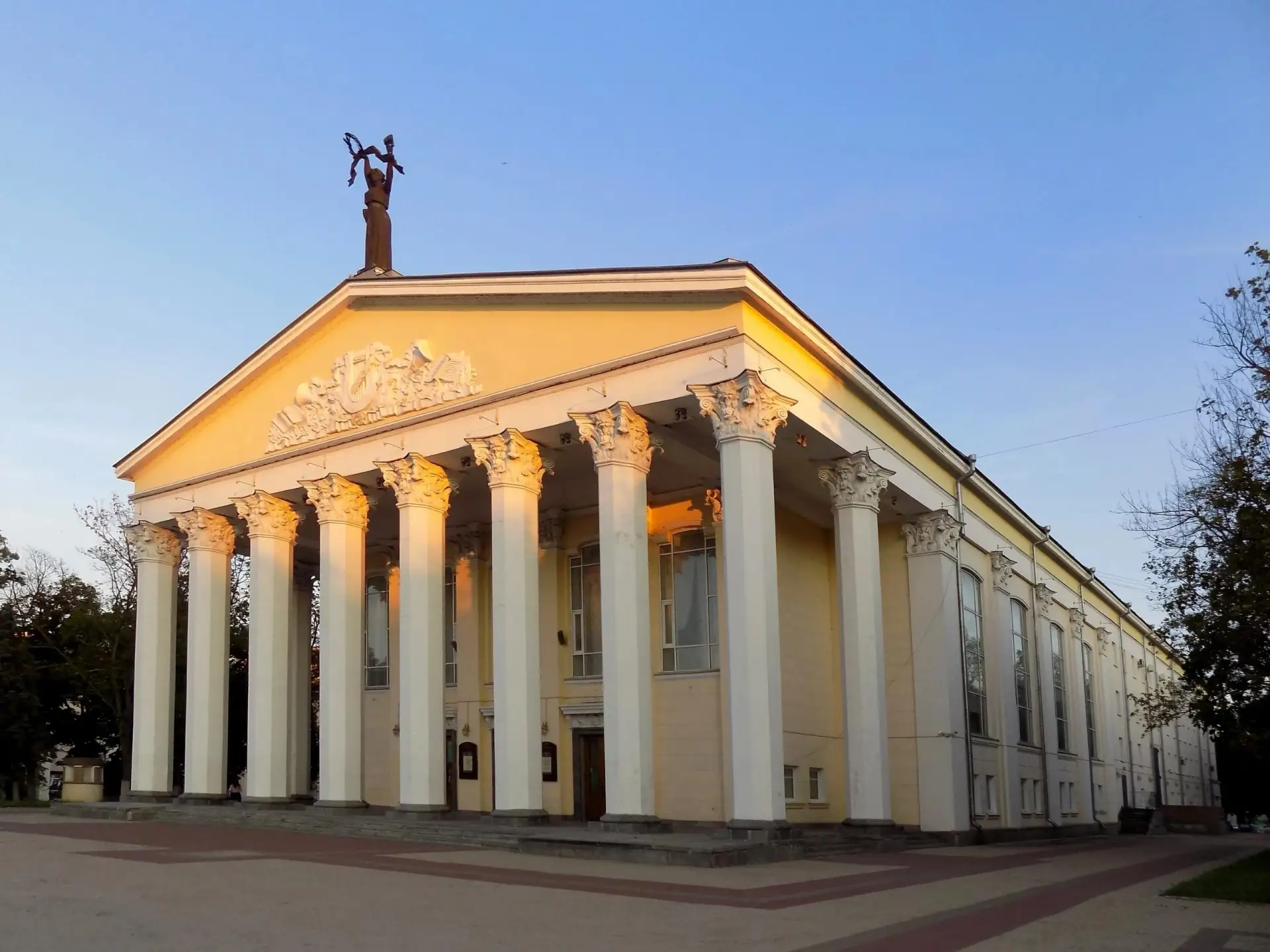 Жителей Белгородской области предупредили о том, что покупка билетов на спектакли театр...