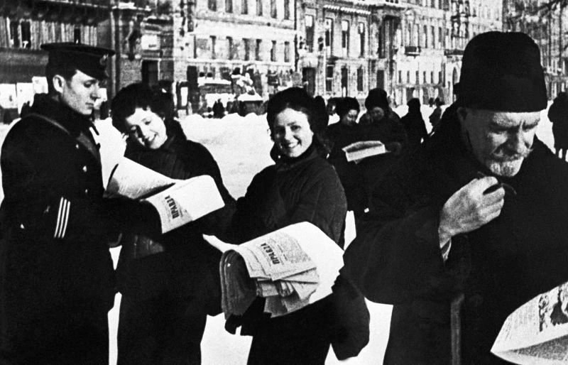 Январь 1943 года. Ленинградцы читают газету "Правда", в которой сообщается новость о пр...