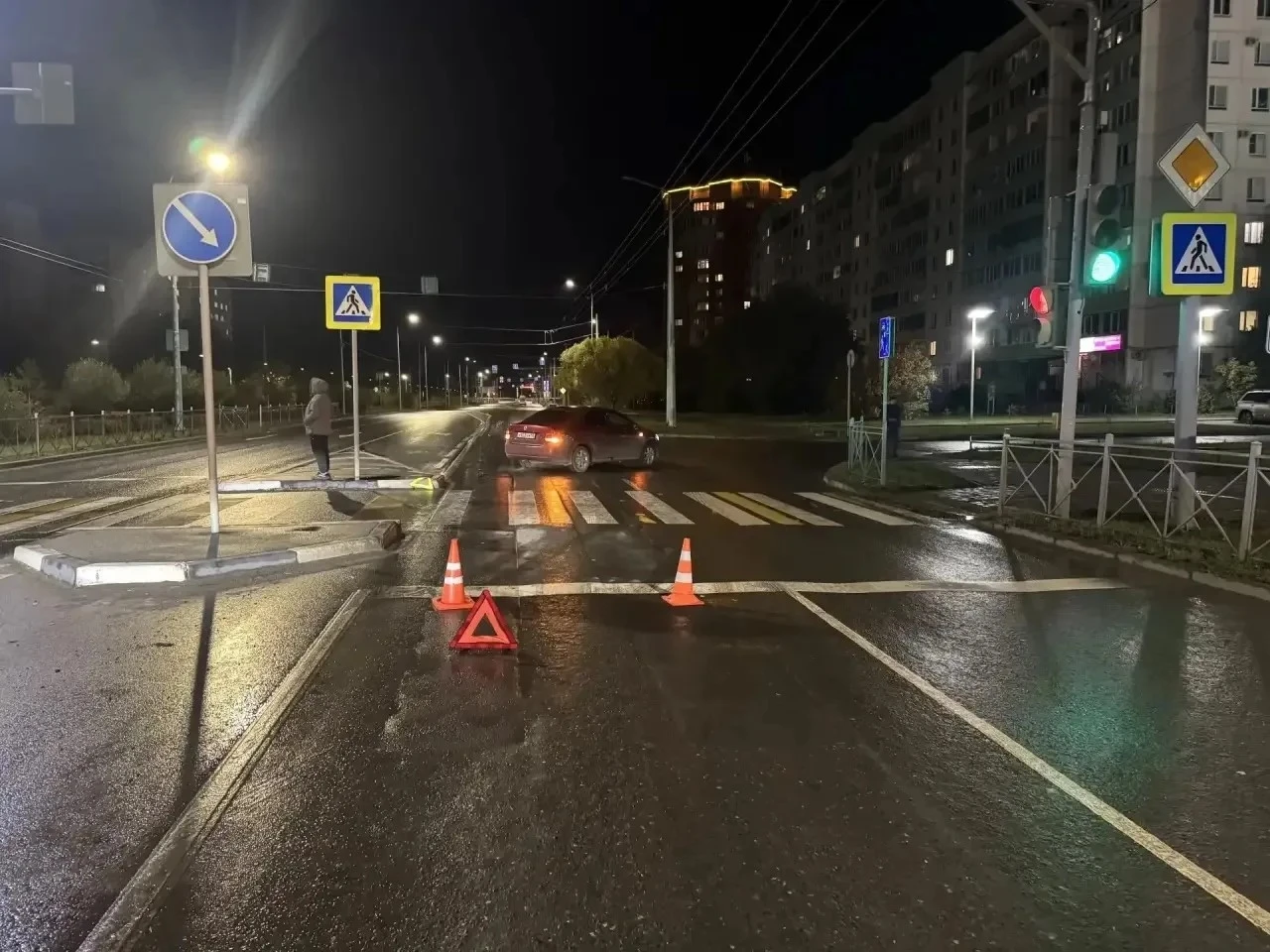 В Омске ребёнок на самокате попал под машину и сломал позвоночник.