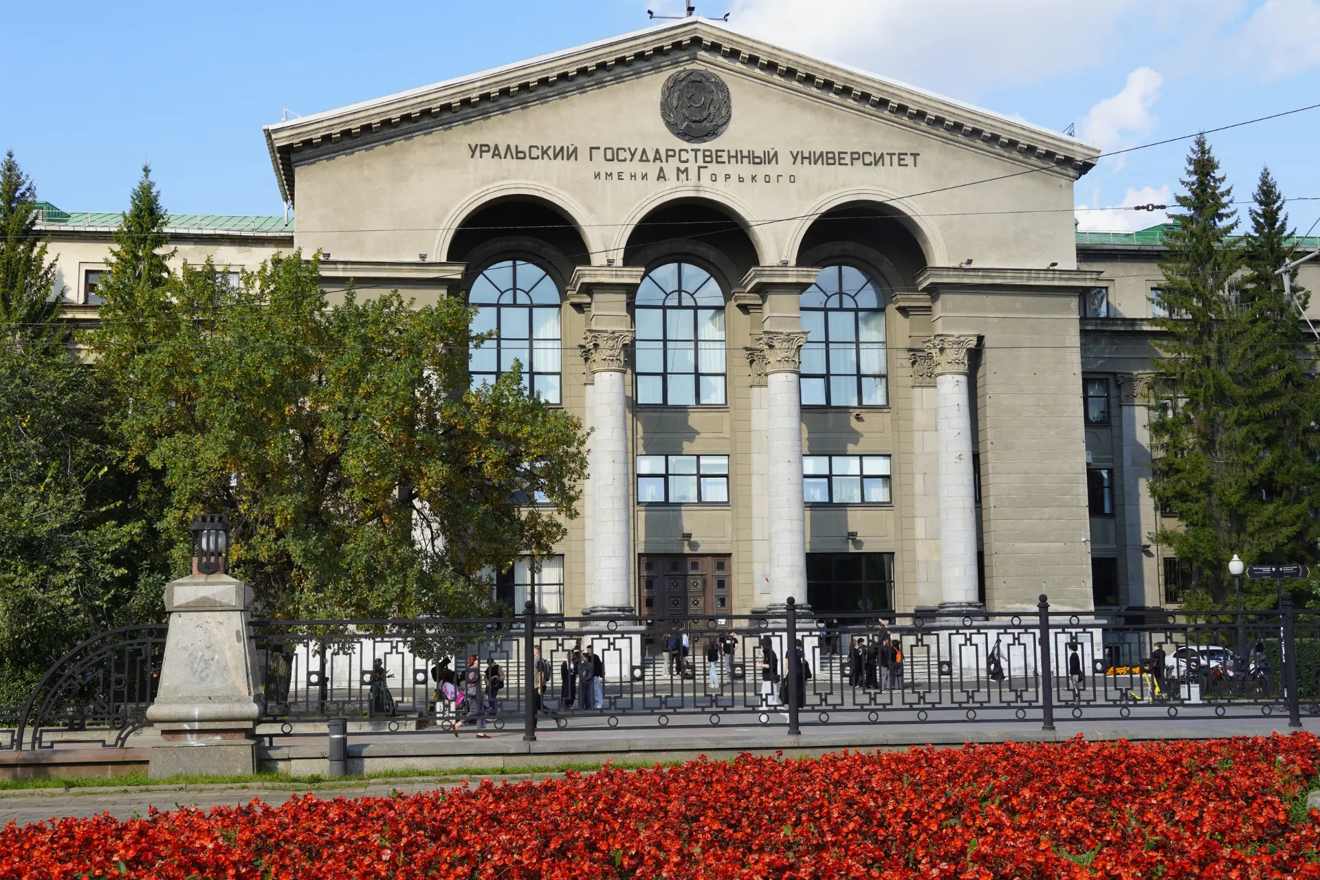 Желаем вам прекрасного настроения! Проведите выходные в кругу близких и полноценно отдо...